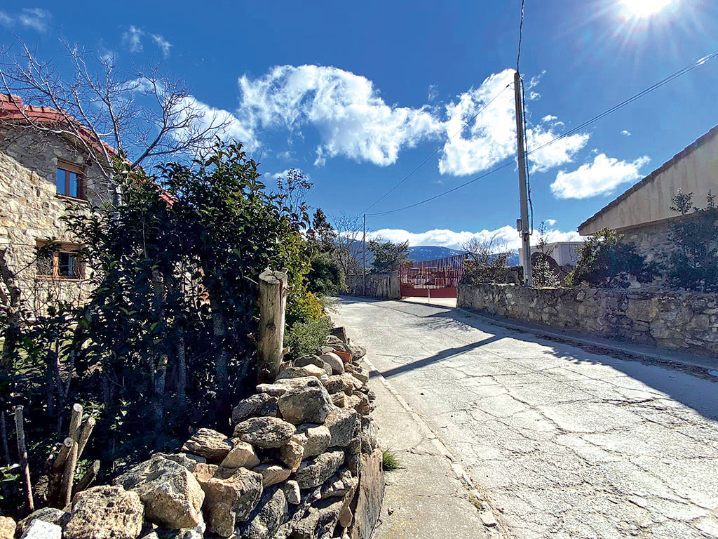 Las viviendas se encuentran muy próximas a la finca donde se proyecta la planta, con puerta de color rojizo. / E. A.