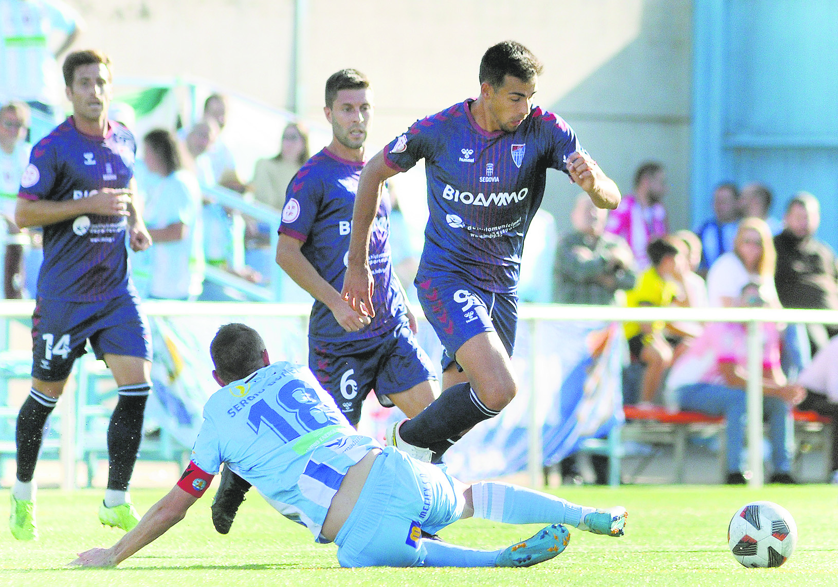 Gómez supera a un jugador del Coria durante el encuentro que el conjunto azulgrana jugó en el campo César Sánchez./ JUAN MARTÍN-G. SEGOVIANA