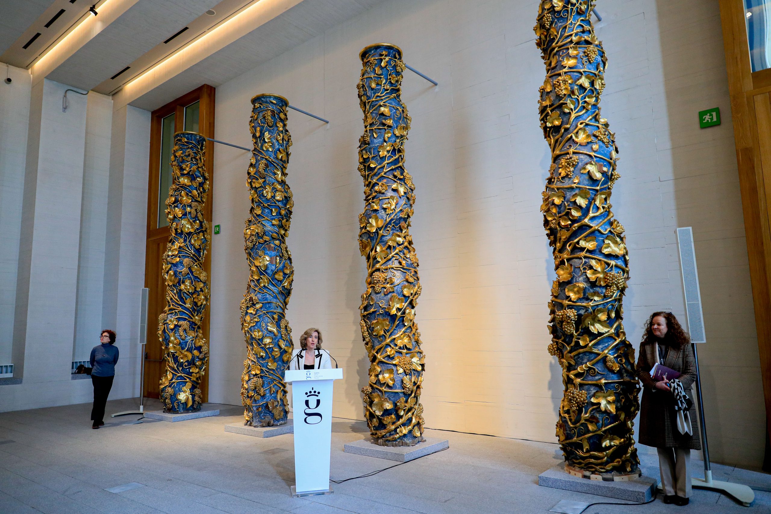 La presidenta de Patrimonio Nacional, Ana de la Cueva (c), durante la presentación de dos columnas salomónicas recién restauradas expuestas en el Palacio Real donde el público podrá verlas a partir de su inauguración. EFE/ Fernando Alvarado