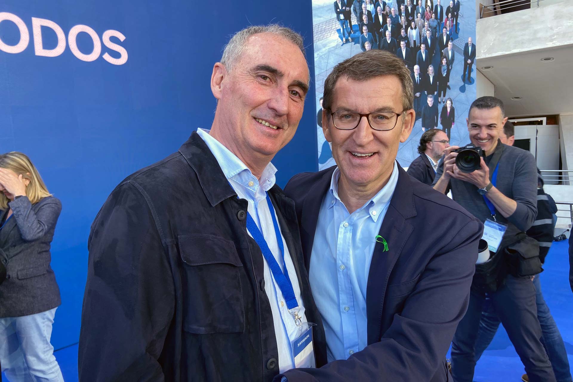 Mazarías, junto la presidente nacional del PP, Alberto Núñez Feijóo. / E. A.