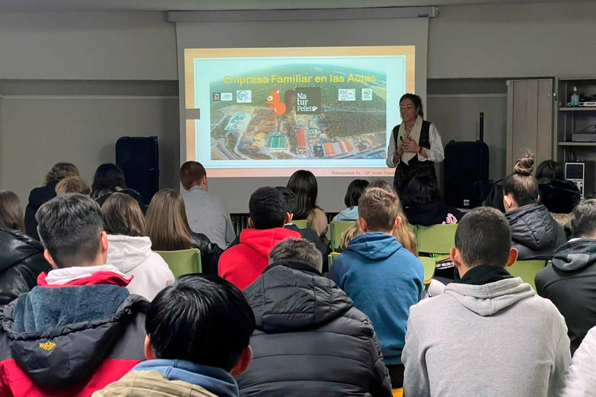 La CEO de Naturpellet, María José Tapia, conversó con un grupo de alumnos de Cooperativa Alcázar. / E. A.