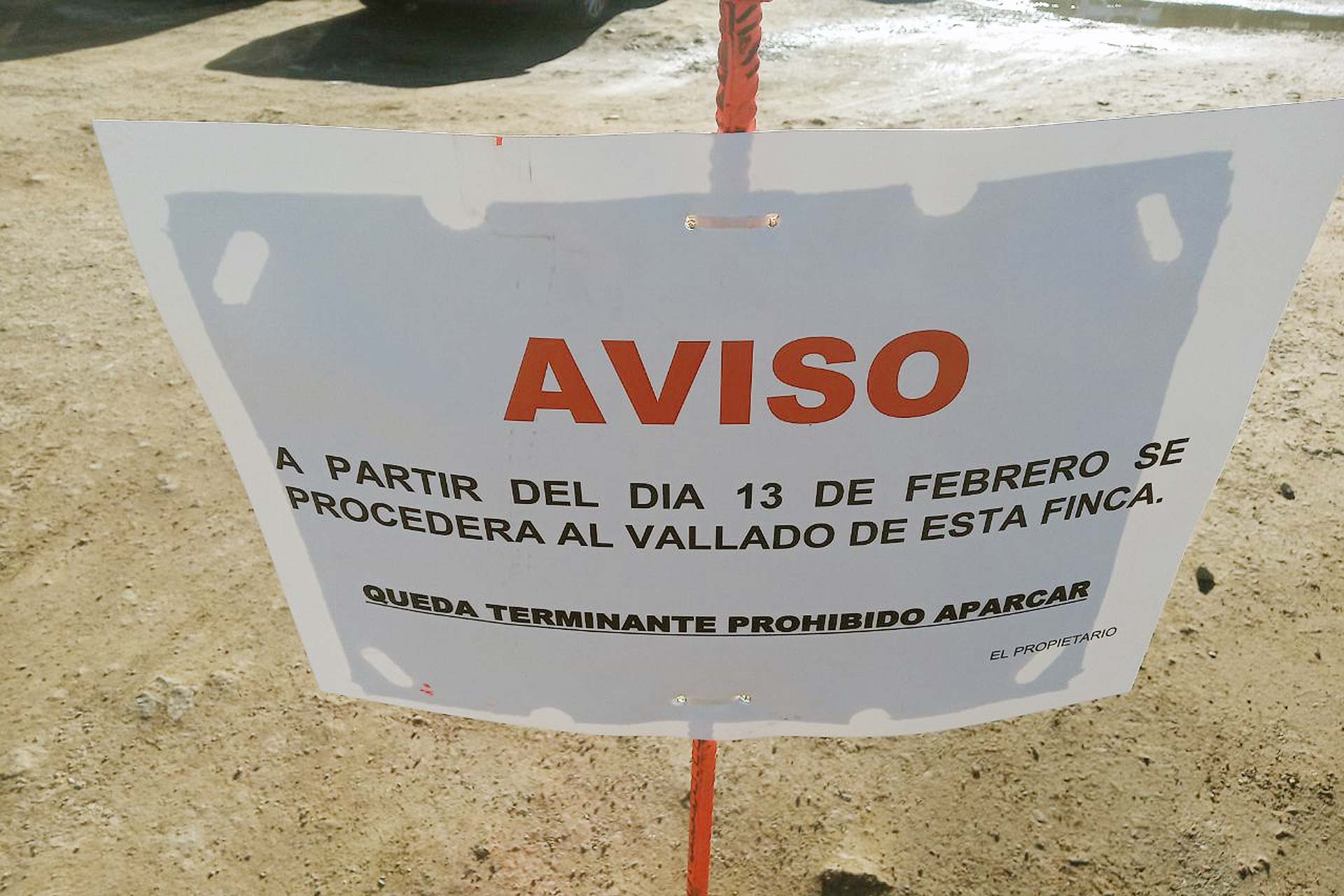 Cartel de aviso que ha sido colocado esta semana. / E. A.
