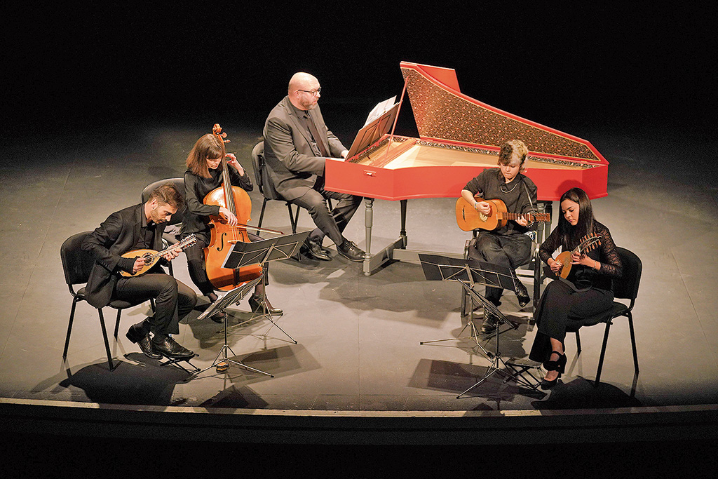 Marta Escudero y Fernando Bustamante a las mandolinas barrocas, Francisco López a la tiorba y la guitarra barroca, Miriam Olmedilla al cello barroco y Eusebio Fernández al clave. Miguel Ángel Fernández.