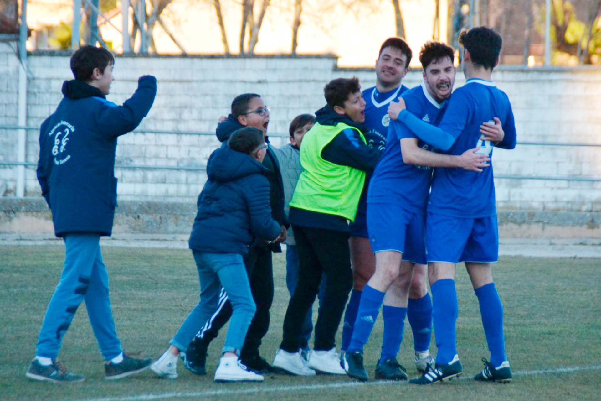Los jugadores del Cuéllar se abrazan tras el 4-3./ S. QUEVEDO