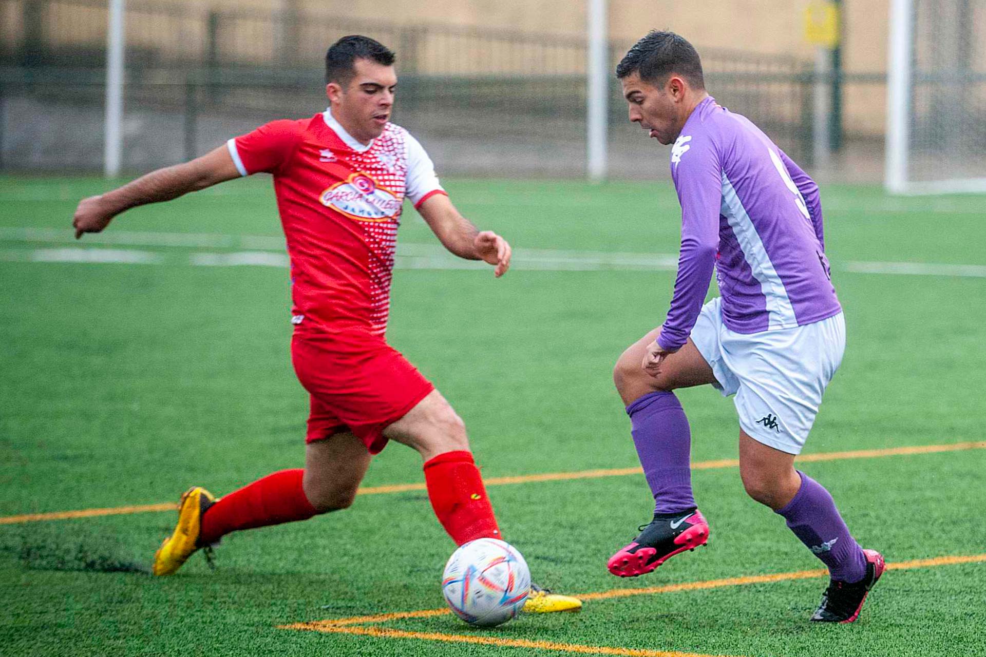 El jugador del Monteresma consigue regatear a un contrario en un partido jugado en La Mina./ KAMARERO