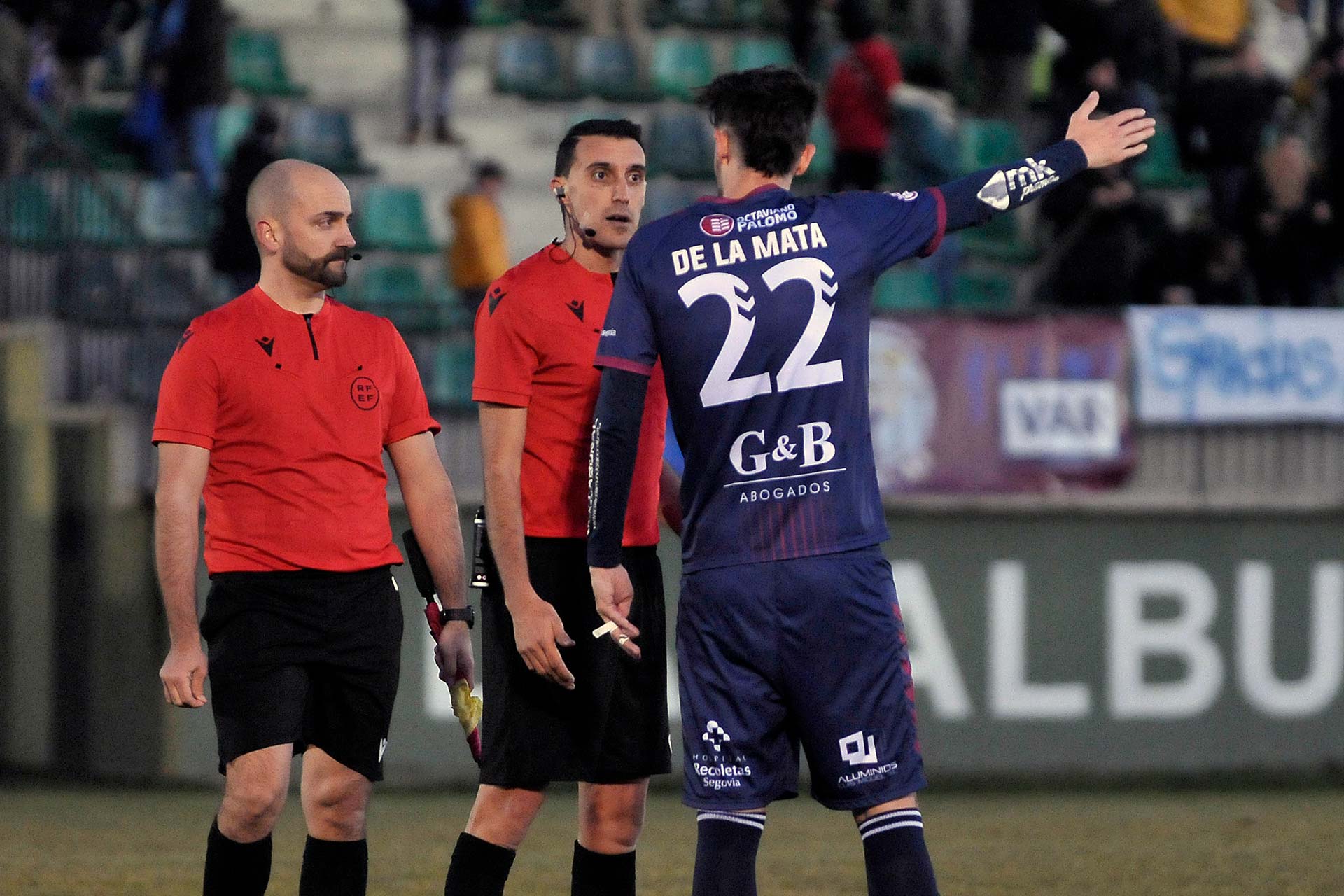 Juan de la Mata pide explicaciones al árbitro una vez finalizado el encuentro con el empate a dos goles./ JUAN MARTÍN-G. SEGOVIANA