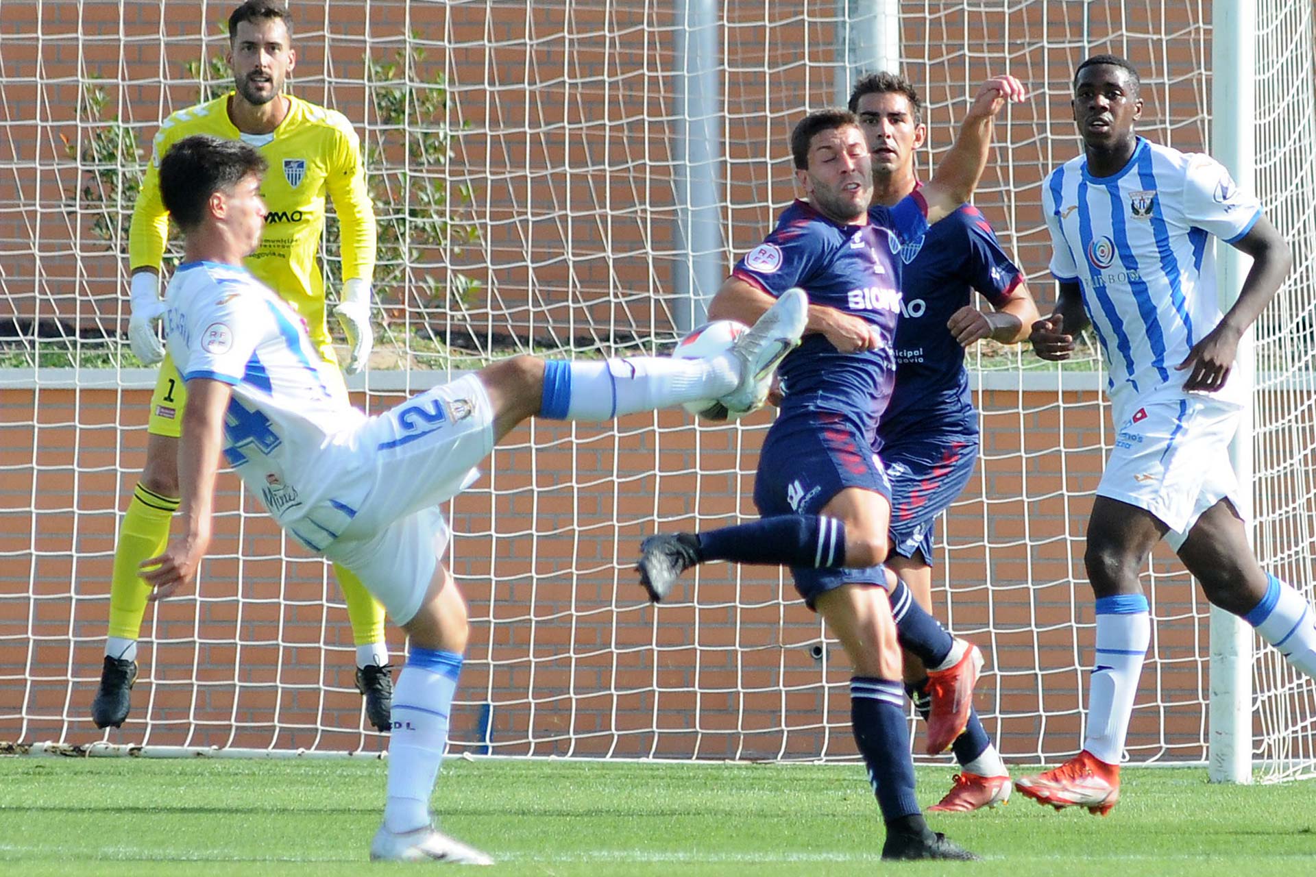 Manu intenta taponar el lanzamiento de un jugador del Leganés B en un momento del encuentro de ida jugado en Madrid./ JUAN MARTÍN-G. SEGOVIANA