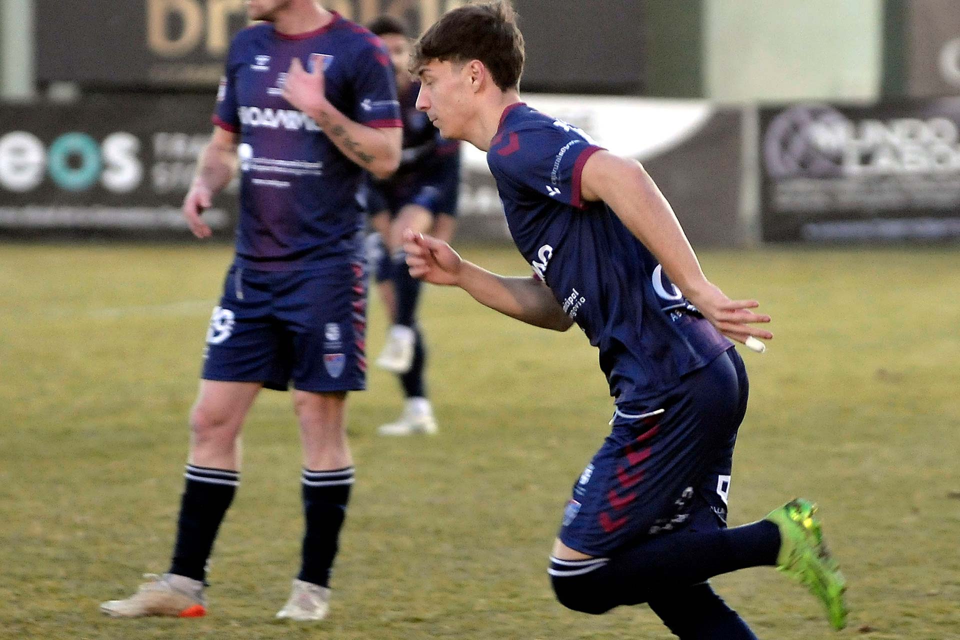 Dani Plomer, saltando al campo frente al Leganés B./ JUAN MARTÍN-G. SEGOVIANA