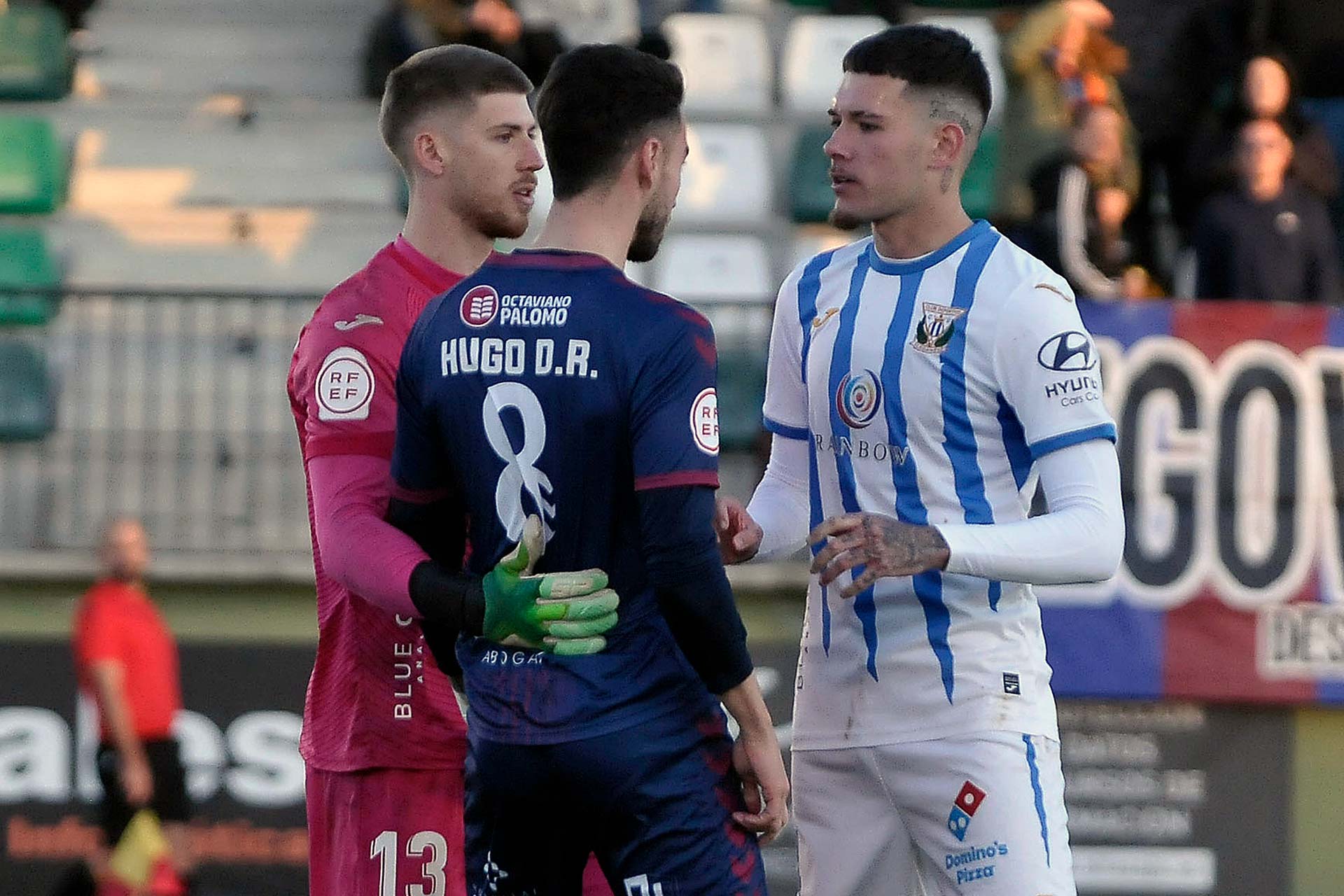 Hugo Díaz y Armenteros discuten por una acción del encuentro jugado ante el Leganés B./ JUAN MARTÍN-G. SEGOVIANA