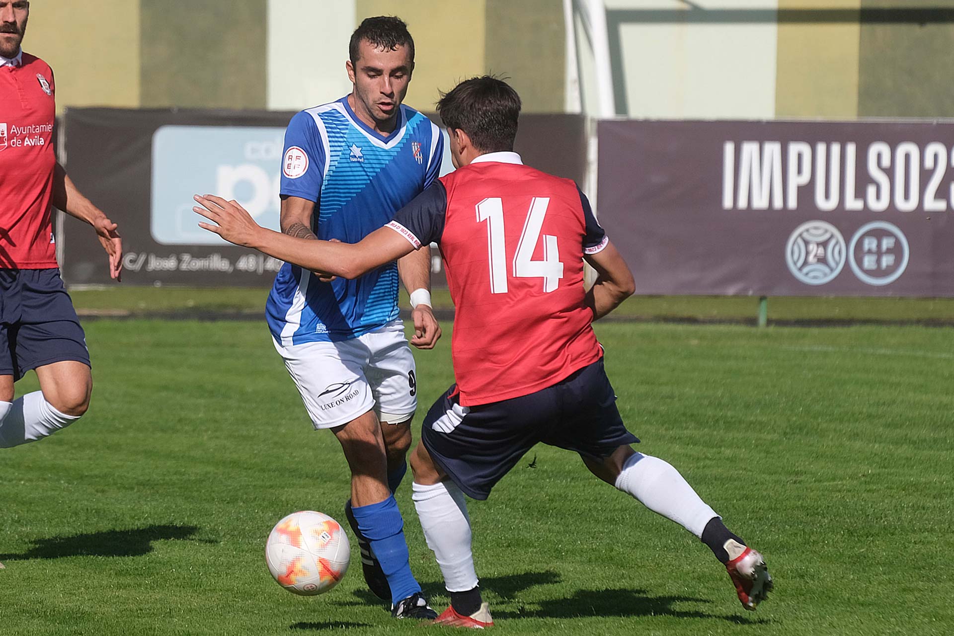 Rubén intenta superar a un jugador del Real Ávila en el encuentro jugado en La Albuera./ KAMARERO