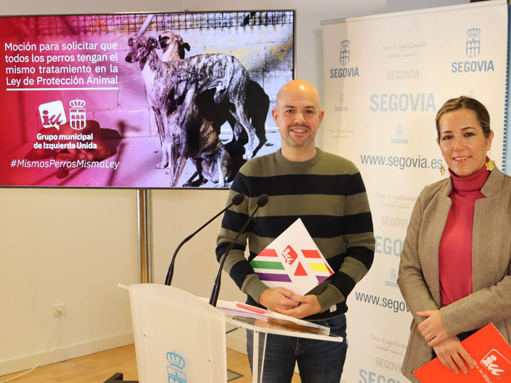 Los concejales de IU en el Ayuntamiento de Segovia, Ángel Galindo y Ana Peñalosa, presentan la moción. / EL ADELANTADO