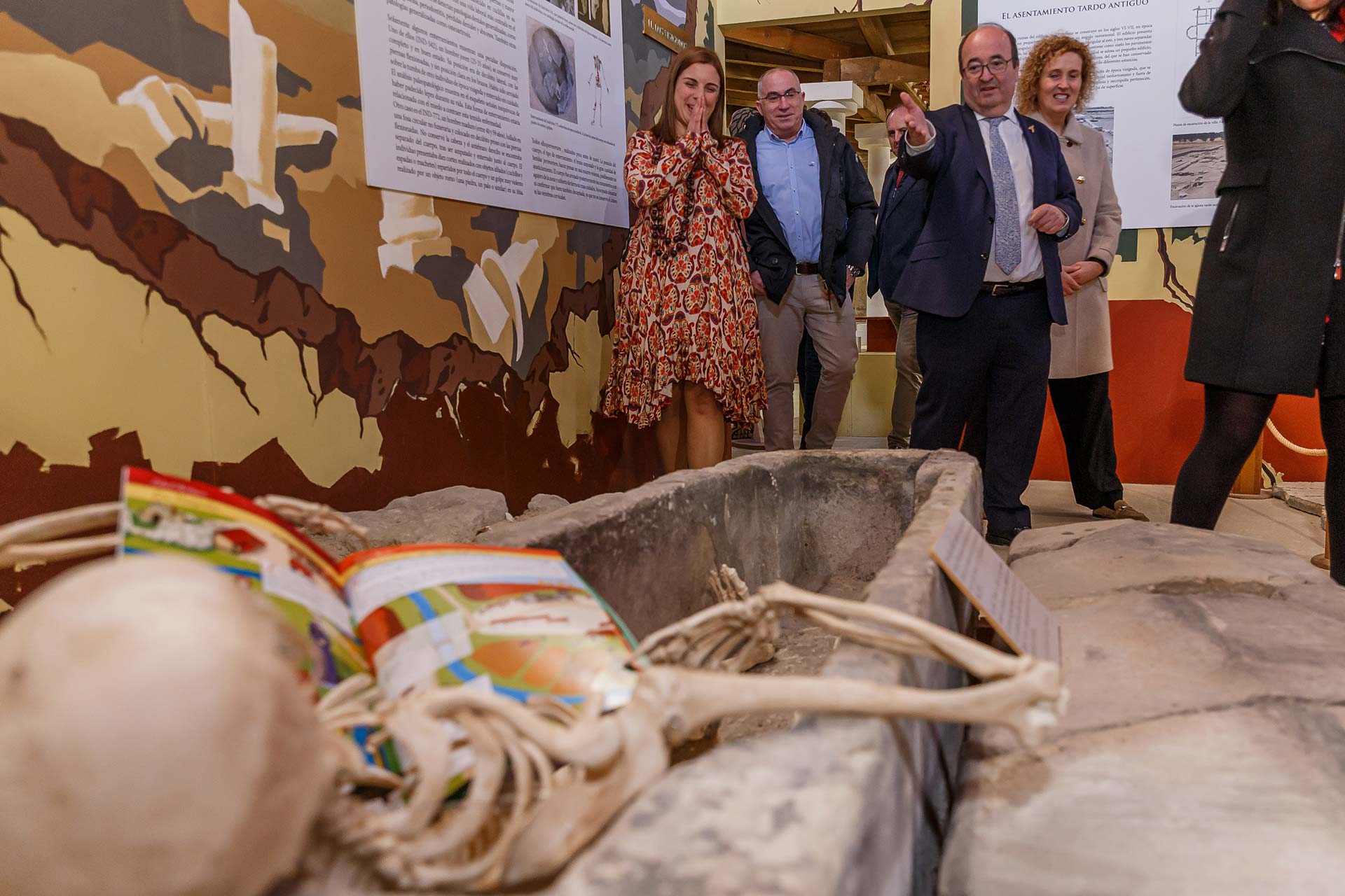El ministro de Cultura queda “impresionado” por el proyecto cultural de Aguilafuente 1 El ministro de Cultura, Miquel Iceta, visita el Aula Arqueológica de Santa Lucía, de Aguilafuente. / NACHO VALVERDE - ICAL