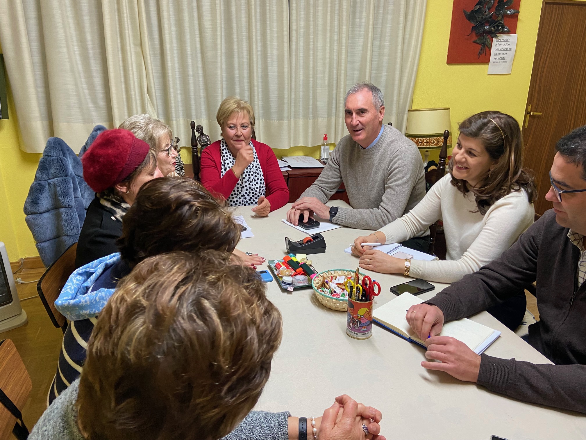 Un momento del encuentro entre Mazarías y la asociación.