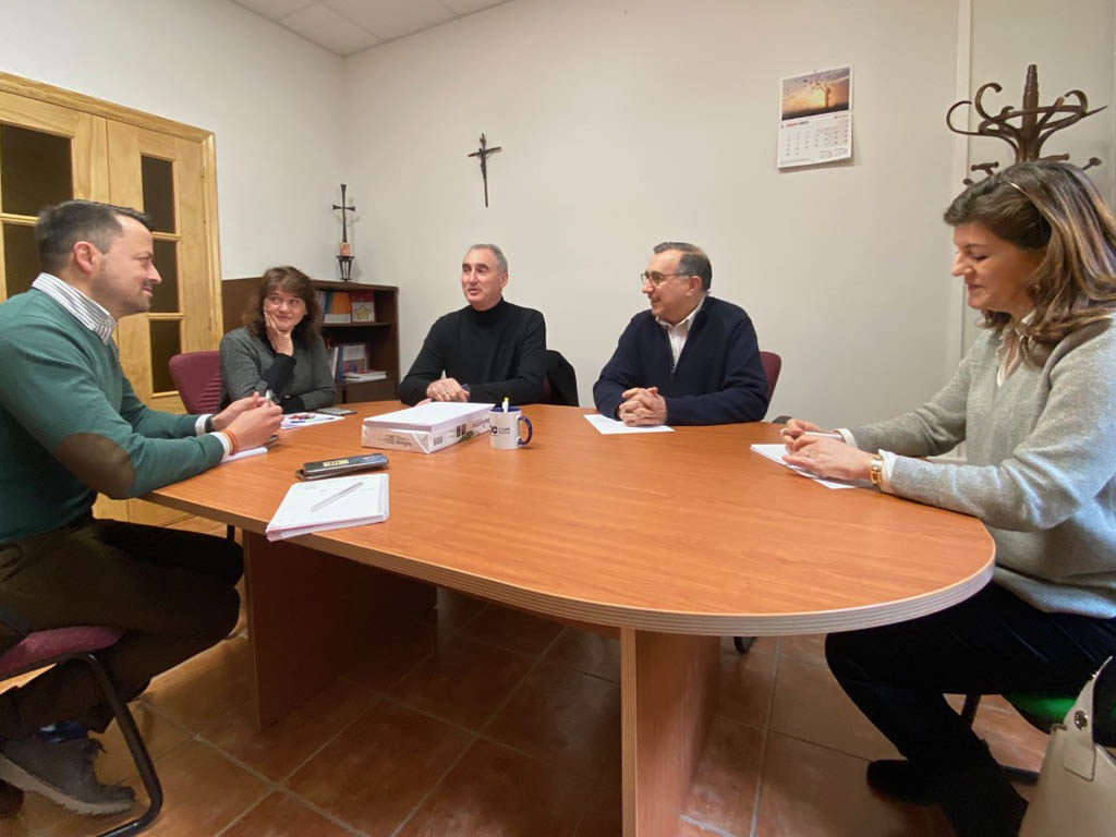 Encuentro entre José Mazarías y el director de Cáritas Diocesana, Ángel Anaya, y con la coordinadora general de la organización, Belén Palomar. / EL ADELANTADO
