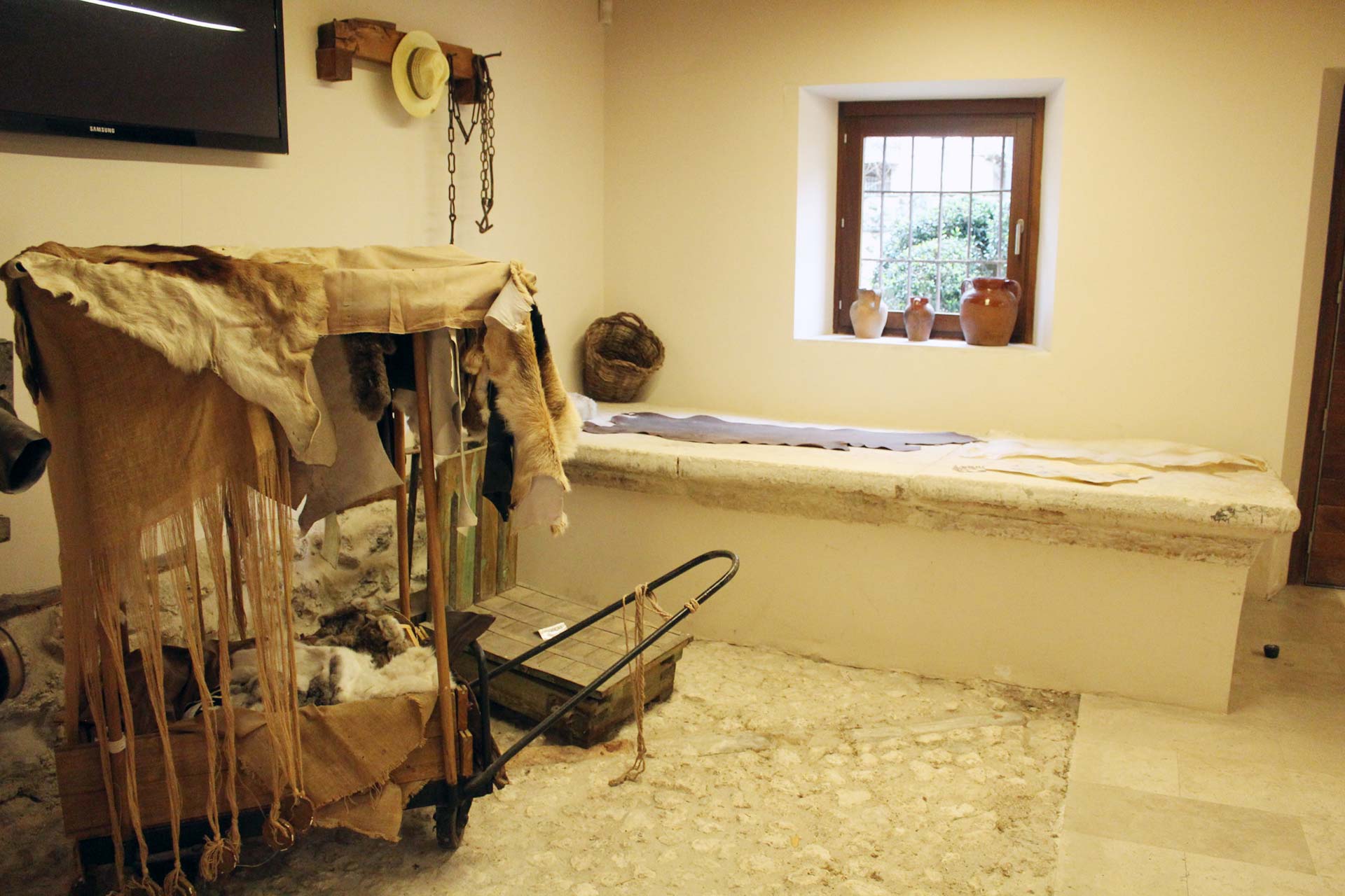 Rincón del museo que muestra pieles curtidas. / E. A.