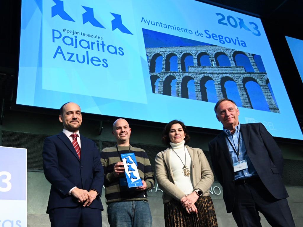 El concejal de Medio Ambiente, Ángel Galindo, -segunda por la izquierda- recibe el reconocimiento de 'Pajaritas azules'. / EL ADELANTADO