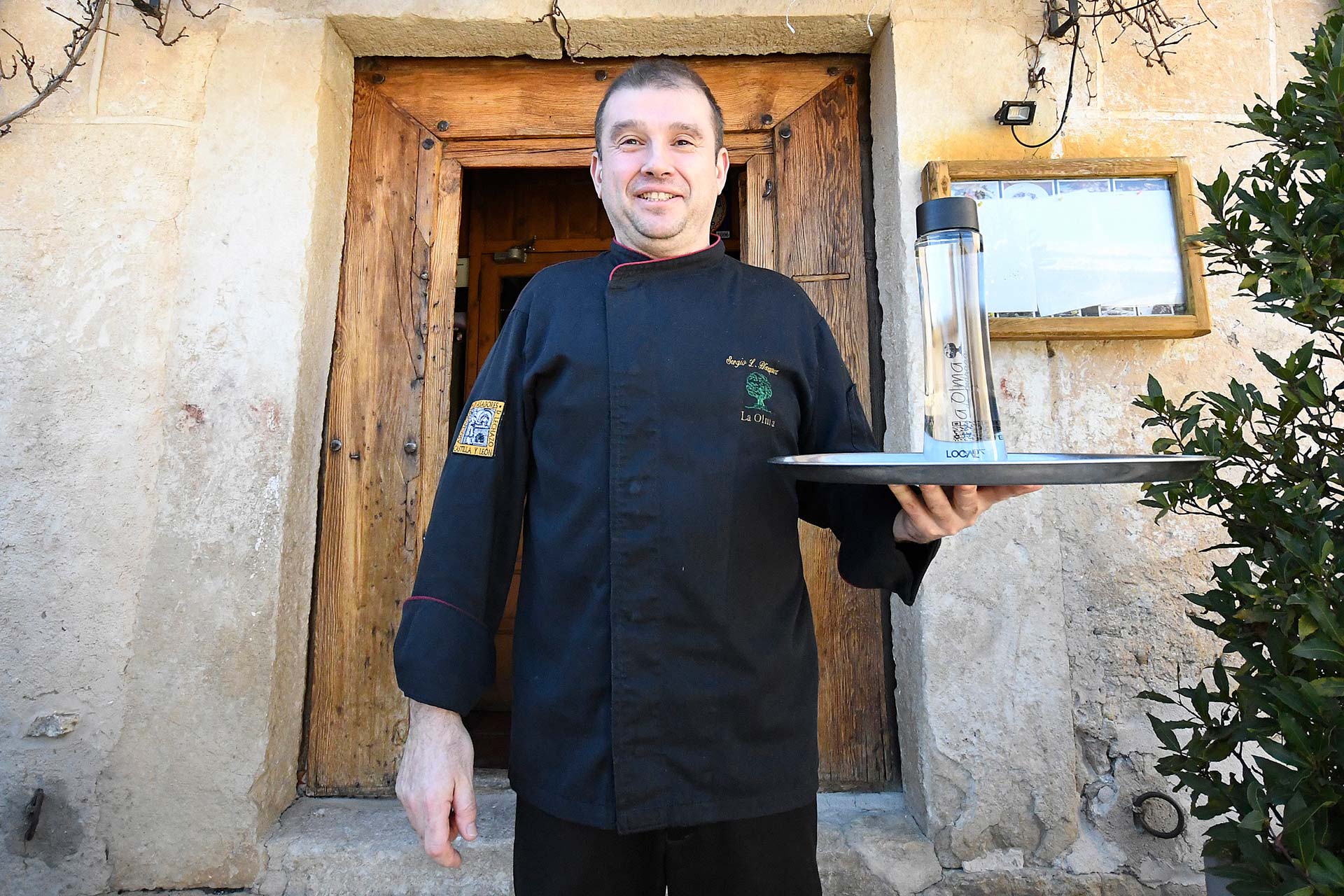 Sergio Blázquez, dueño del restaurante de Pedraza, a las puertas de su establecimiento.