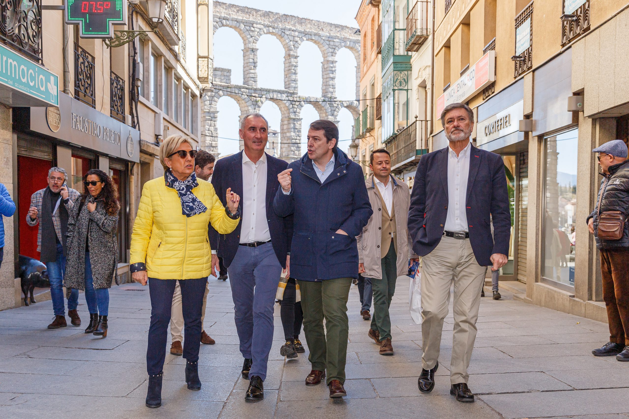 El Presidente del PPCyL, Alfonso Fernández Mañueco, junto al candidato a la Alcaldía, José Mazarías, Paloma Sanz y Francisco Vázquez. / ICAL