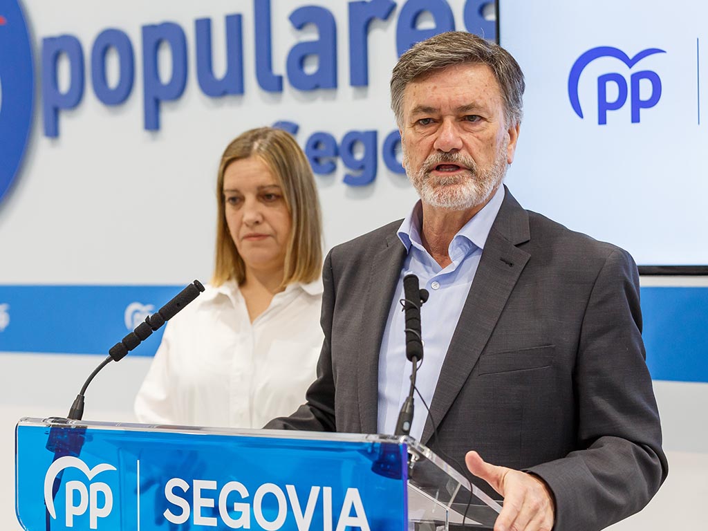 Vázquez subraya que la igualdad, la cohesión territorial y el modelo autonómico “no son negociables” 1 Francisco Vázquez y la procuradora Mª Ángeles García. / NACHO VALVERDE - ICAL