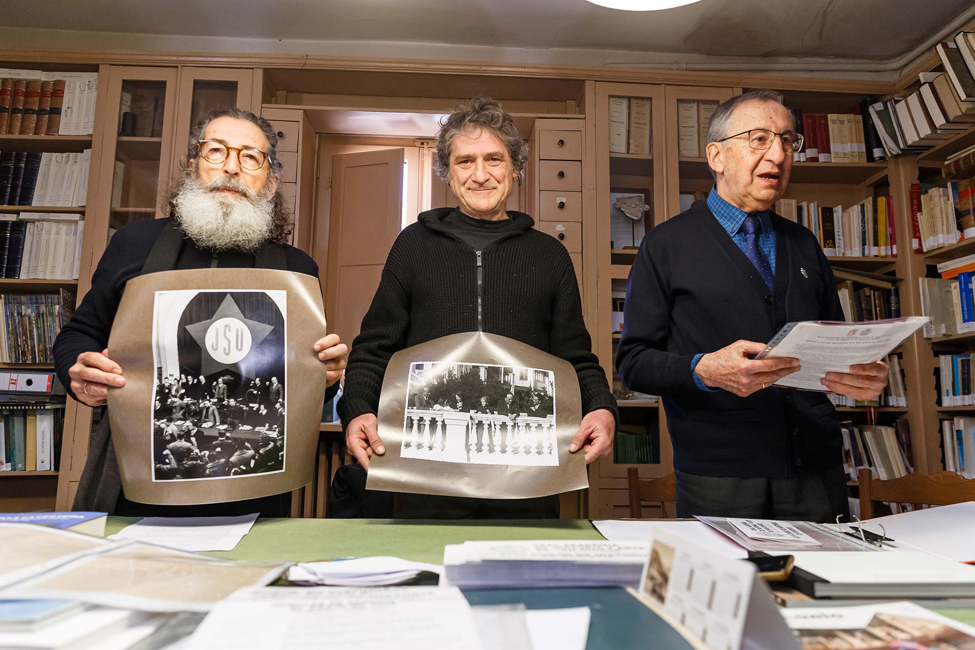 Pablo Zamarrón  y Aku Estebaranz sostienen las fotos encontradas en presencia de José Luis Mora./ICAL