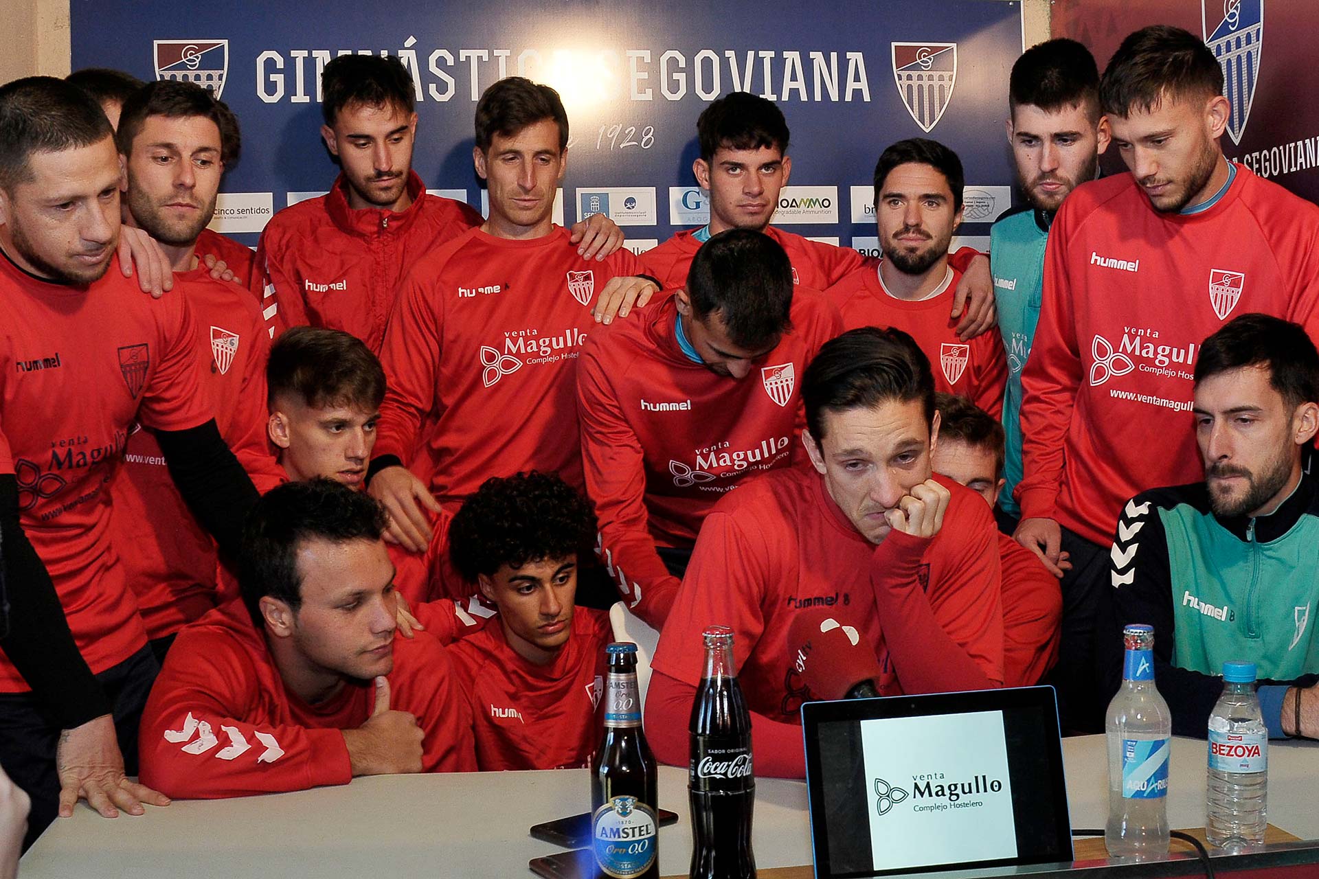 Adrián Pérez, emocionado durante la rueda de prensa de su despedida, arropado por todos sus compañeros./ JUAN MARTÍN-G. SEGOVIANA