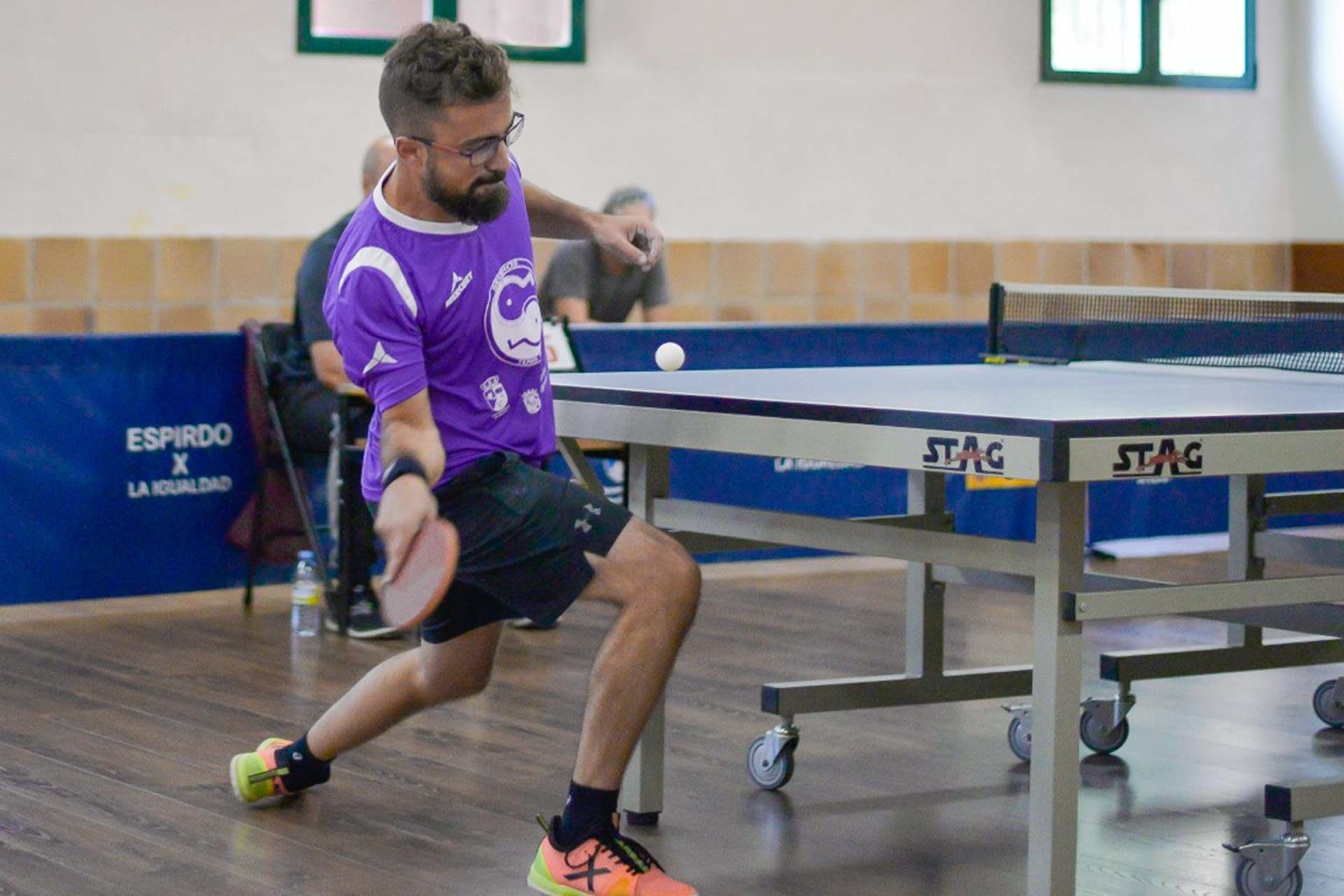 Fernando García devuelve una bola de derecha en un momento de su partido ante Nacho Tascón. / SEGHOS ETM