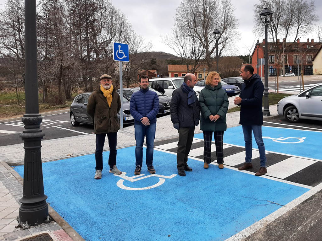Nuevo aparcamiento en la travesía de Valsaín. / EL ADELANTADO