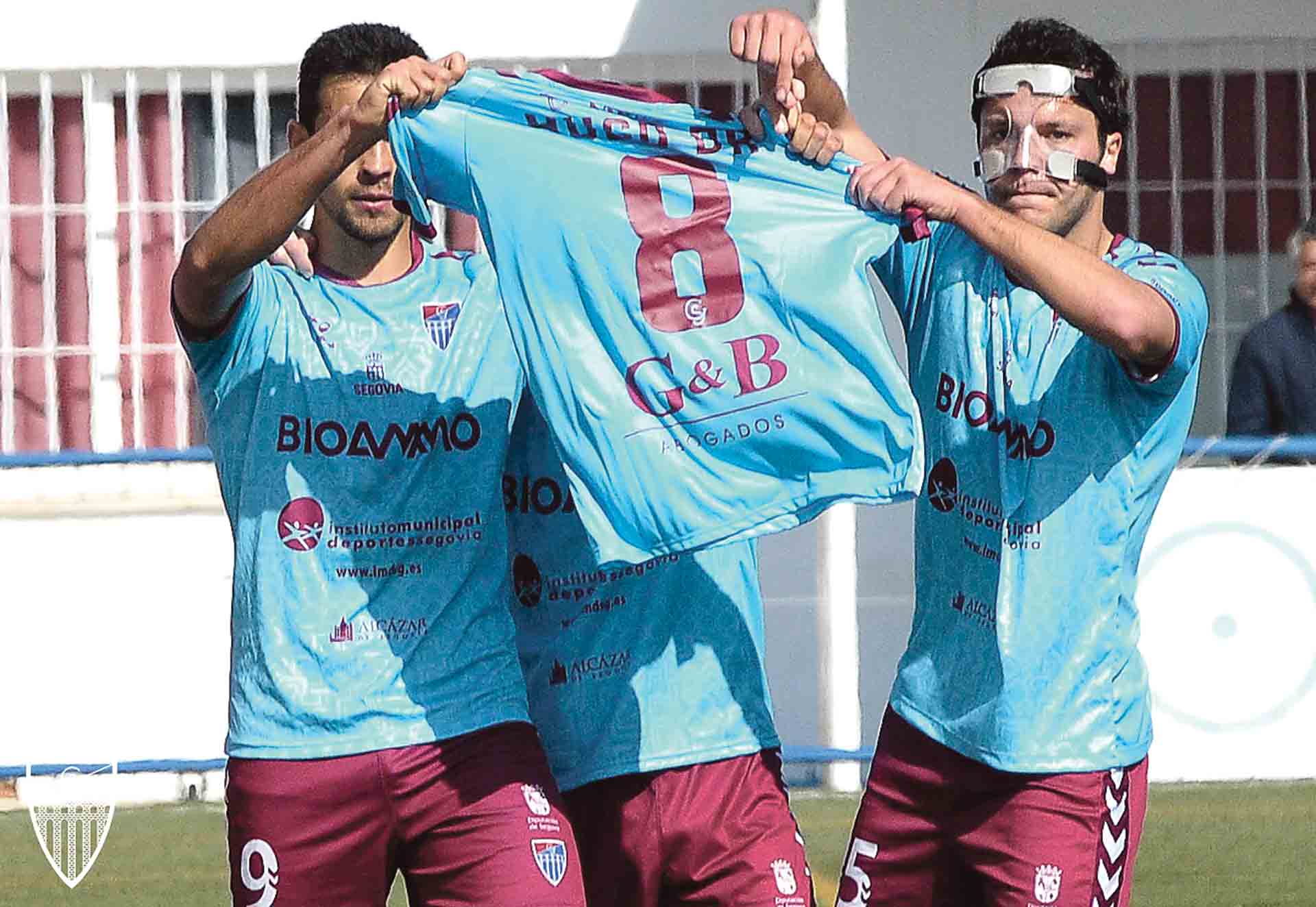 Gómez y De Frutos muestran la camiseta de Hugo Díaz tras el 0-1 logrado en Montijo./ JUAN MARTÍN-G. SEGOVIANA