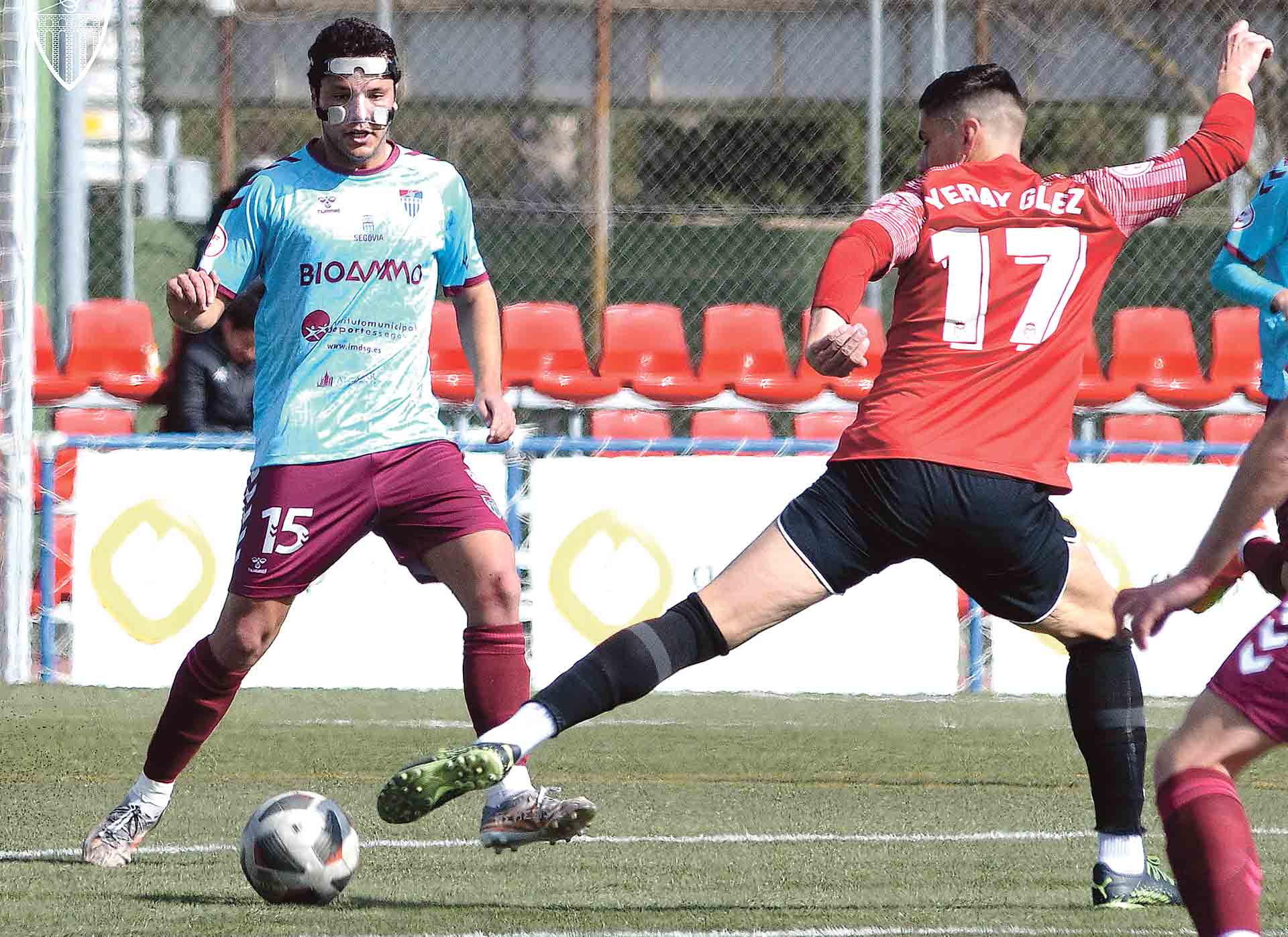 Óscar de Frutos, con la máscara facial, durante el encuentro frente al Montijo./ JUAN MARTÍN-GIMNÁSTICA SEGOVIANA