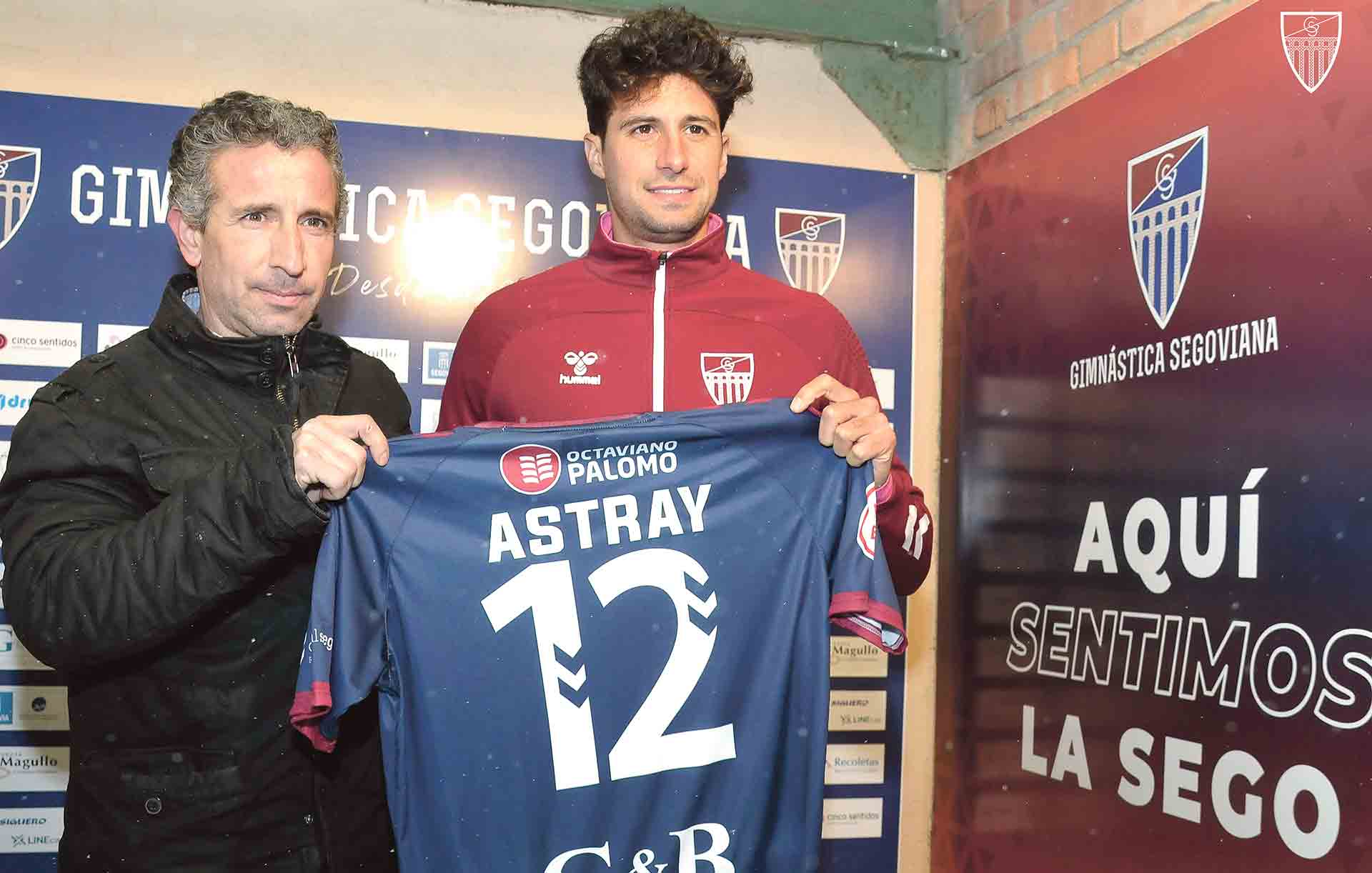 Pedro Astray junto a Agustín Cuenca en su presentación como nuevo jugador azulgrana./ JUAN MARTÍN-G. SEGOVIANA