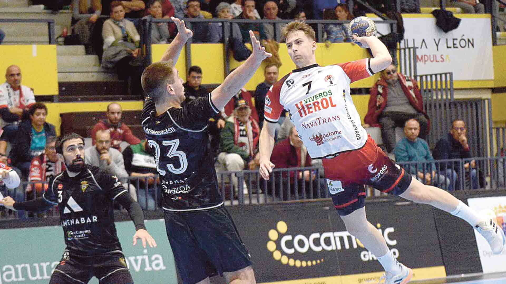 Andrés Vila lanza desde los nueve metros frente al Zarautz./ AMADOR MARUGÁN