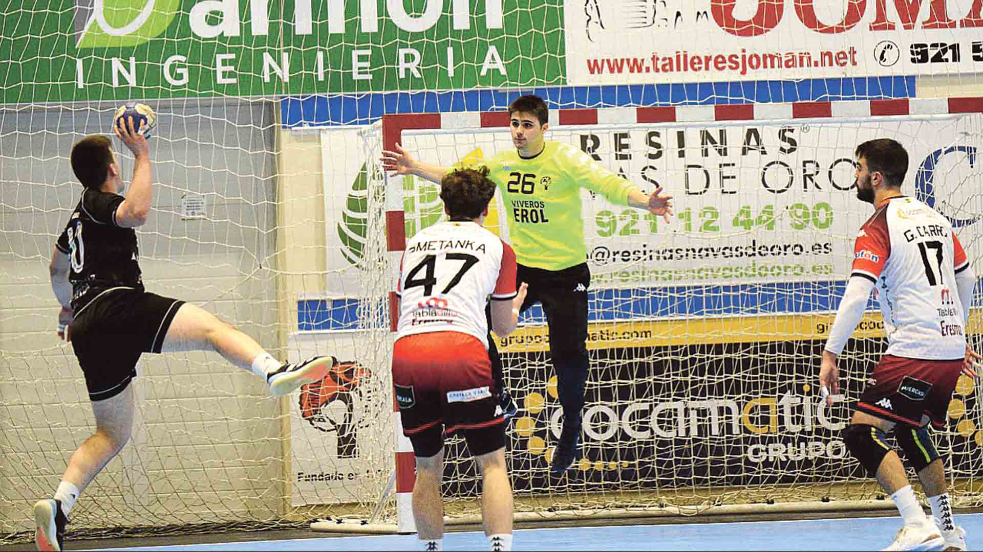 Nil Guiteras se dispone a intervenir ante un lanzamiento cercano de un jugador del Amenábar Zarautz./ AMADOR MARUGÁN