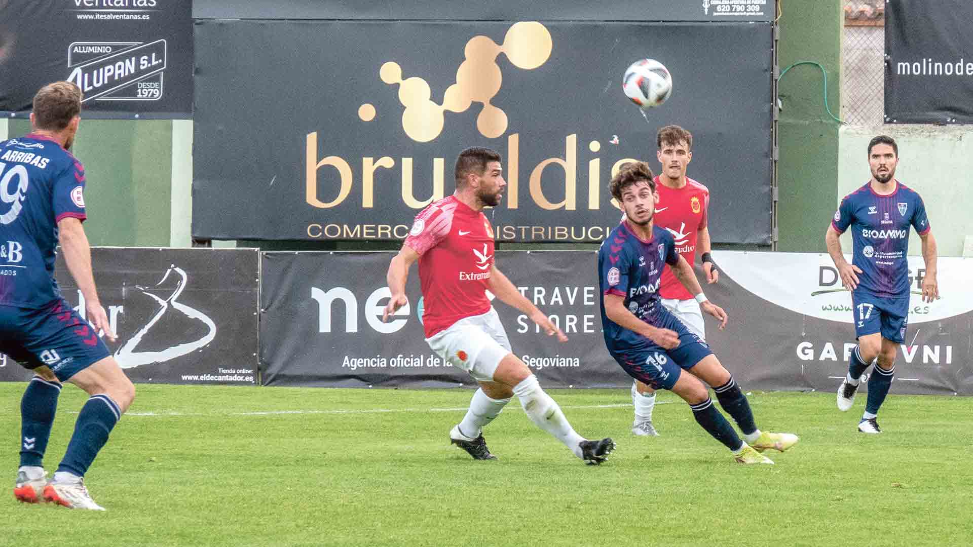 Ivo intenta llegar a un balón antes que el defensor del Montijo durante el partido de ida./ KAMARERO