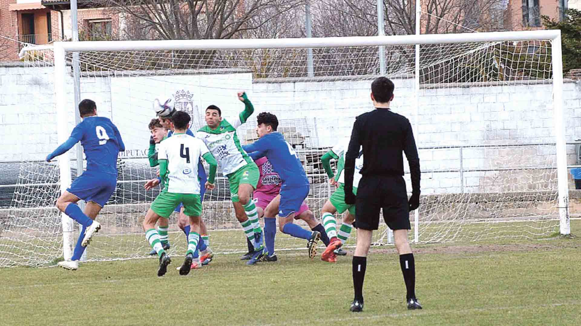 Una acción a balón parado durante el encuentro que el Cuéllar jugó ante el CD Las Navas./ SARAHI QUEVEDO