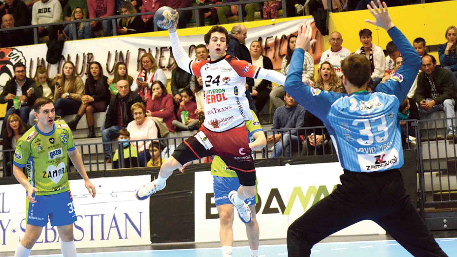 Óscar Marugán, en la imagen culminando una contra, se ha recuperado del golpe que sufrió en Burgos./ AMADOR MARUGÁN