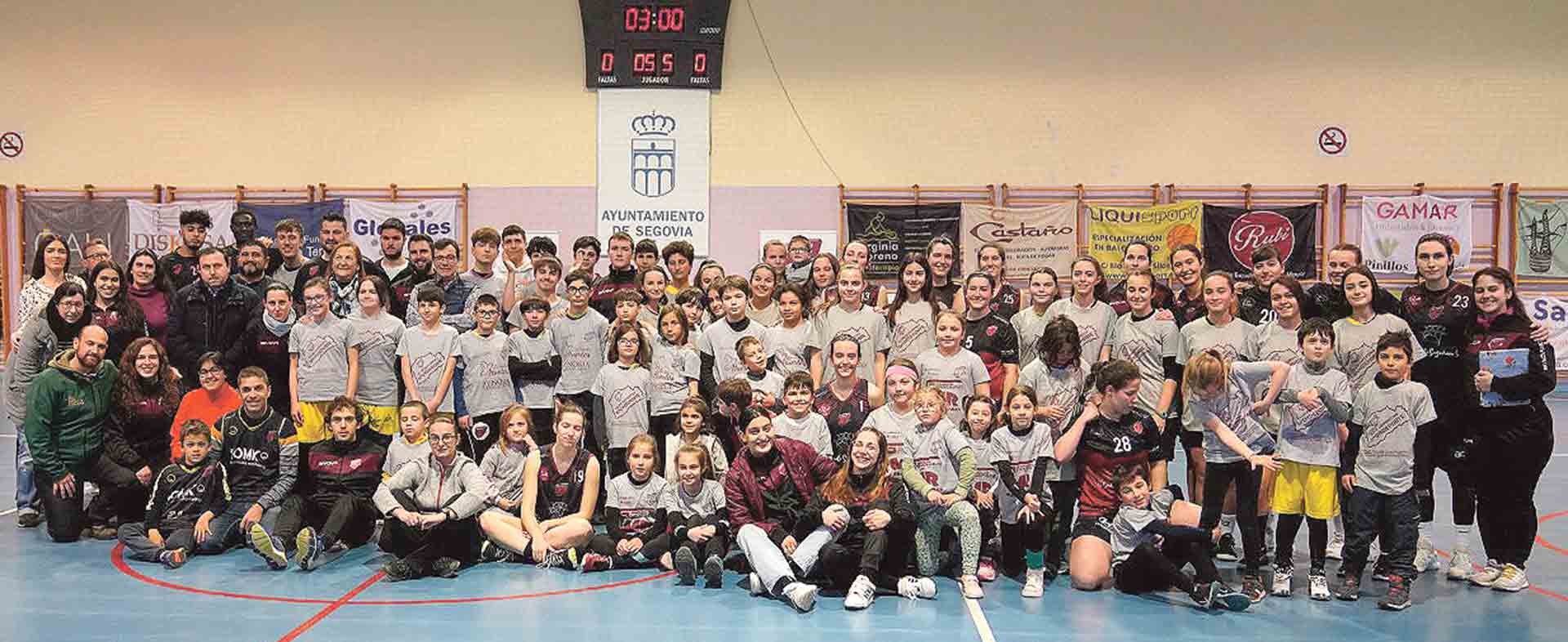 Foto de familia de los integrantes del club Spordeporte sobre la pista del pabellón Teodosio./ MIGUEL ÁNGEL FERNÁNDEZ