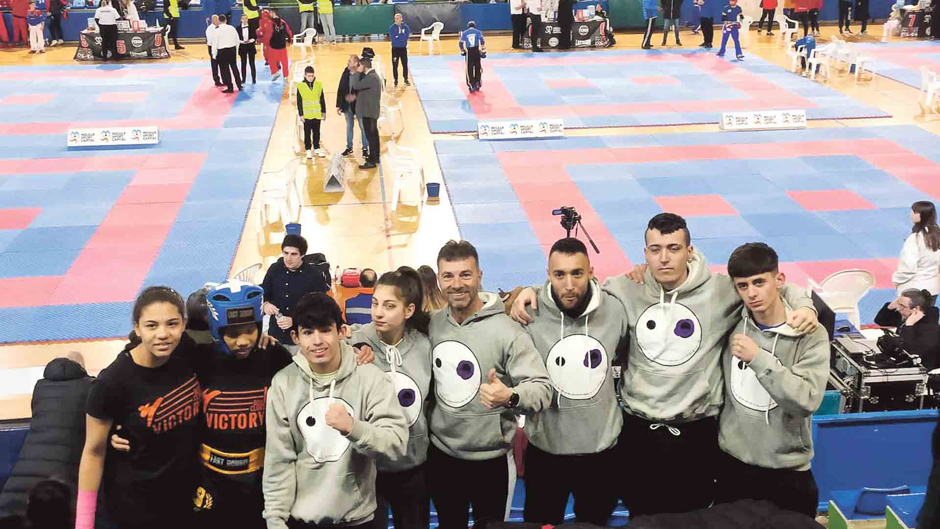 Los miembros de la expedición del CD Victoria que acudió hasta Laredo./ CD VICTORIA