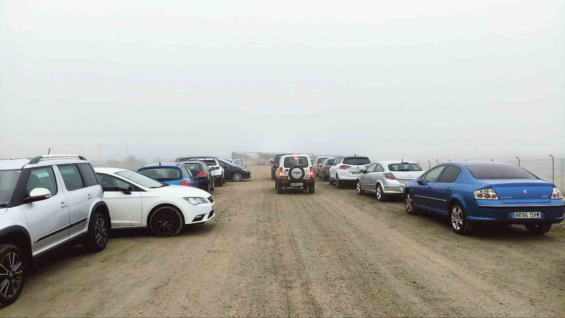 La Junta ha pedido a los conductores que aparcan en la vía pecuaria que lo hagan en línea y no en batería. / E. A.