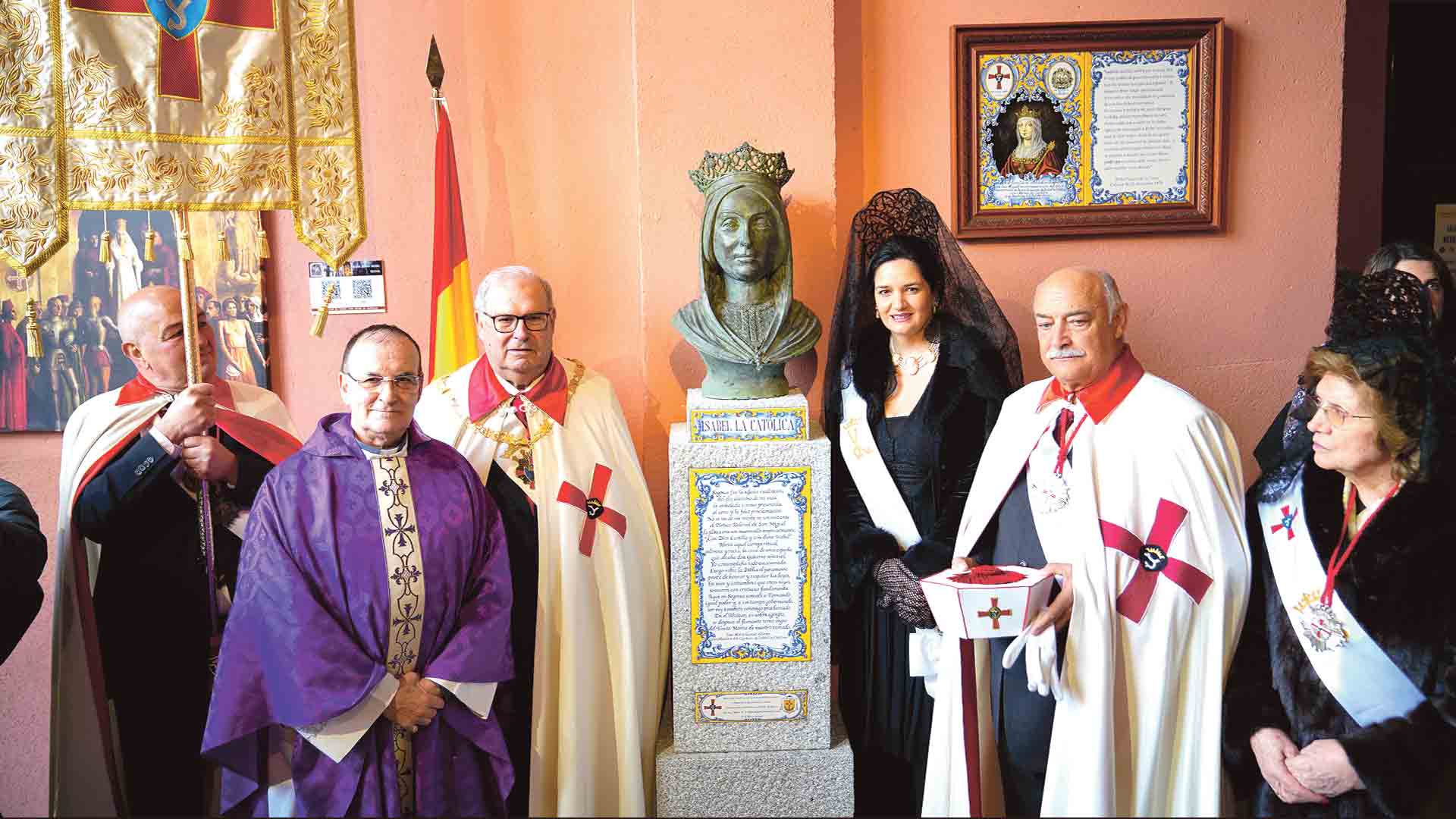 El gran maestre del Capítulo, y otros representantes, junto al busto de bronce de la reina Isabel I. / Miguel Ángel Fernández