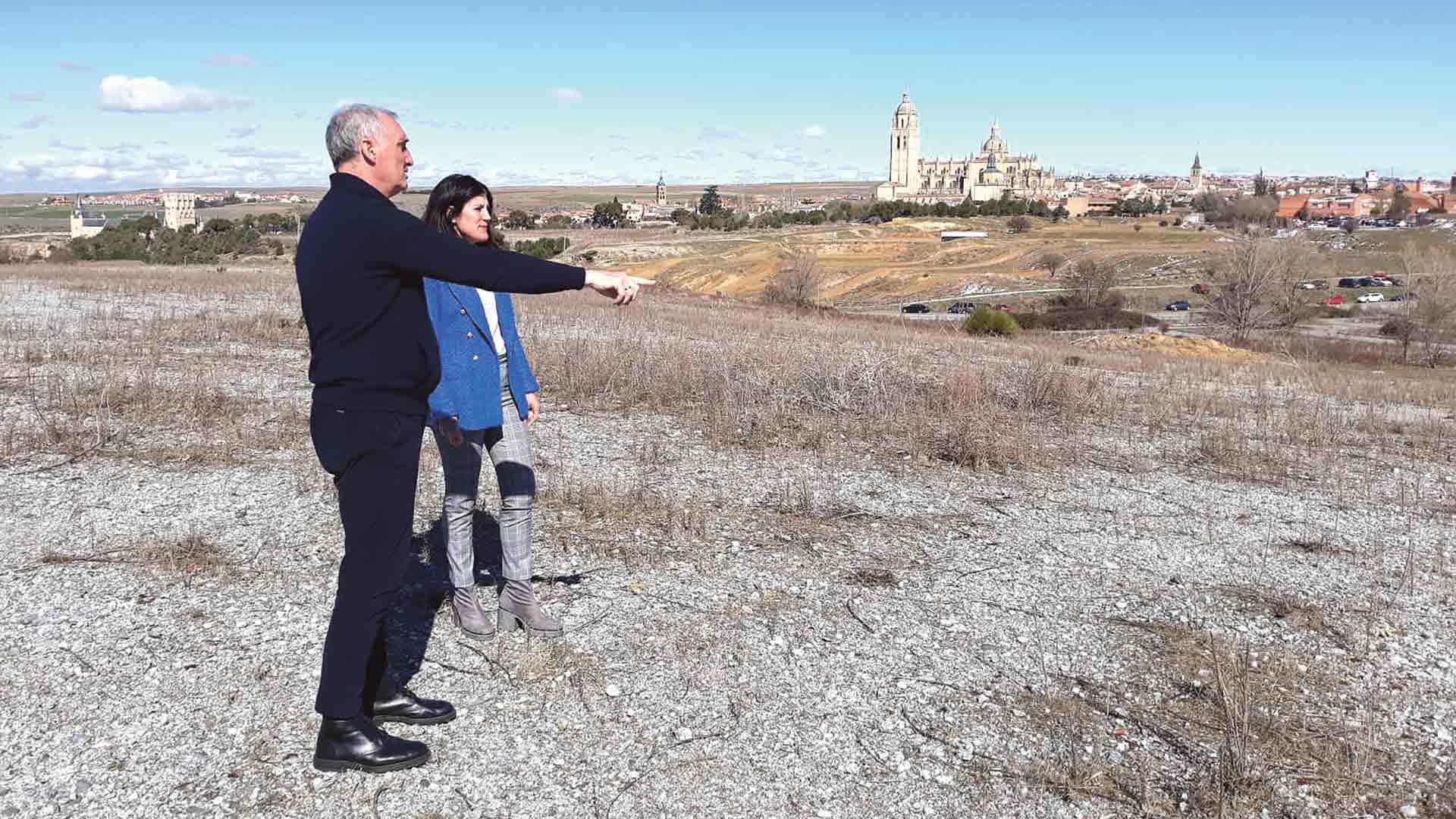 Mazarías y del Servicio Territorial de Movilidad y Transformación Digital, Natalia Flórez, esta smeana en los terrenos a expropiar. / E. A.