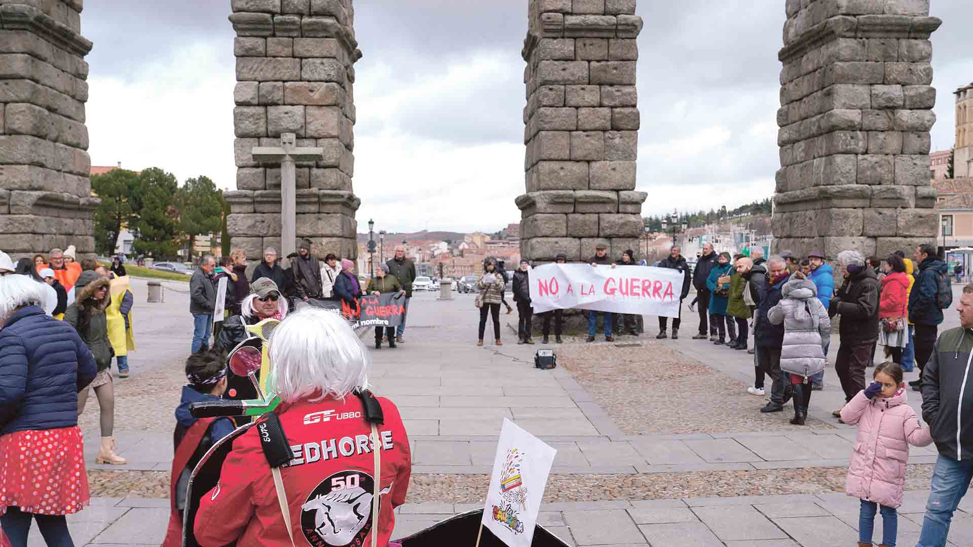 Asistentes a la concentración celebrada ayer domingo junto al Acueducto. / Miguel Ángel Fernández