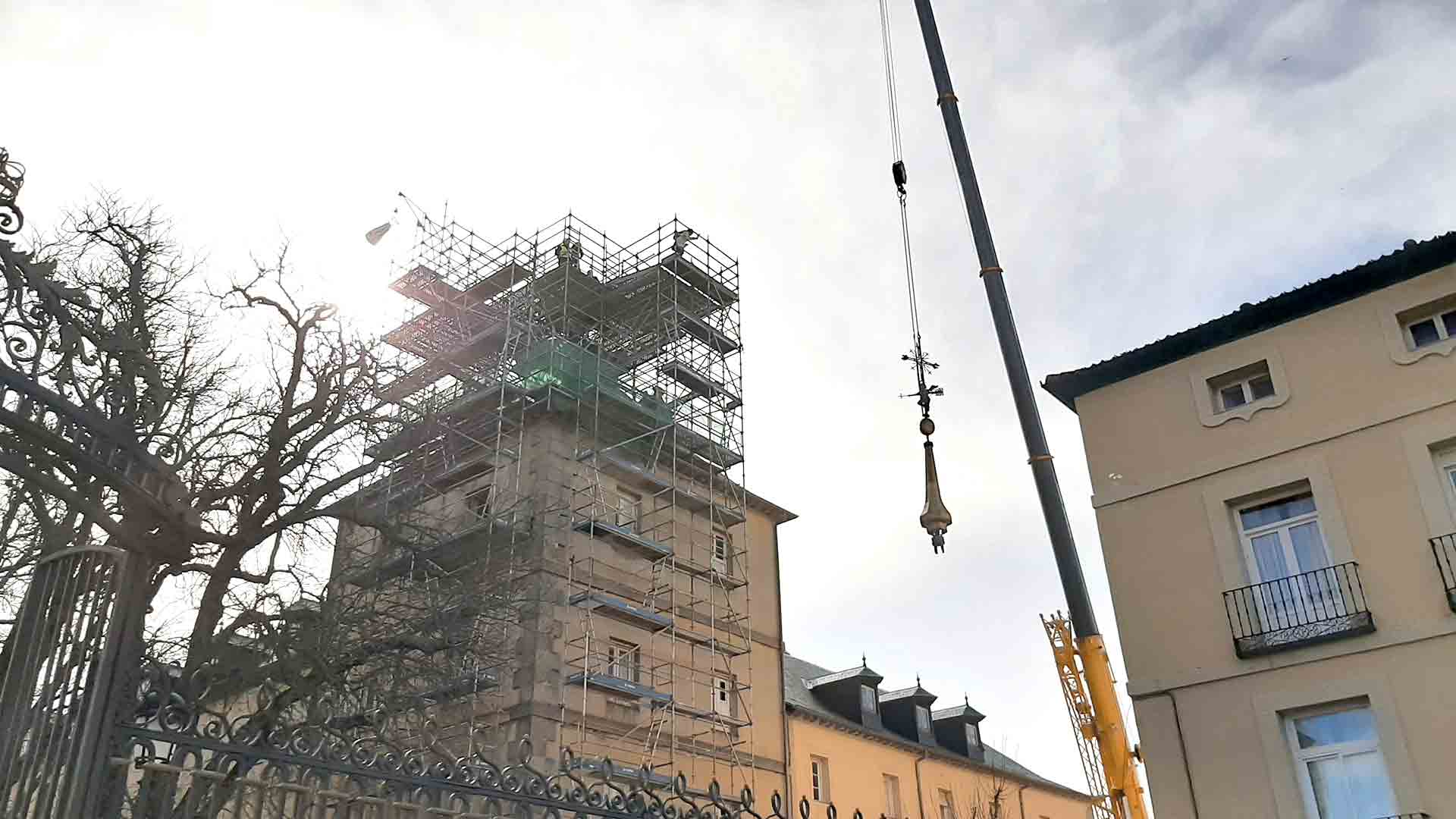 La instalación de este elemento de 400 kilos de peso se ha realizado con una grúa telescópica. / E. A.