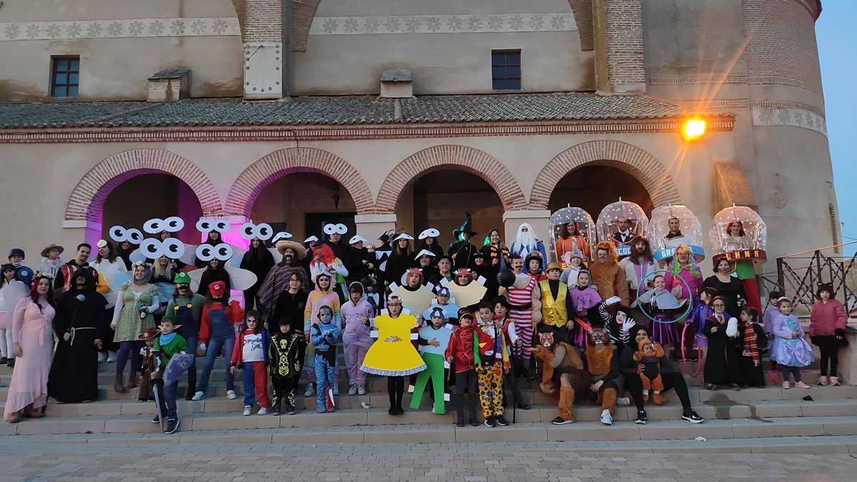 Pequeños, jóvenes y mayores disfrutan con la festividad de Carnaval en la localidad segoviana de Santiuste de San Juan Bautista.
