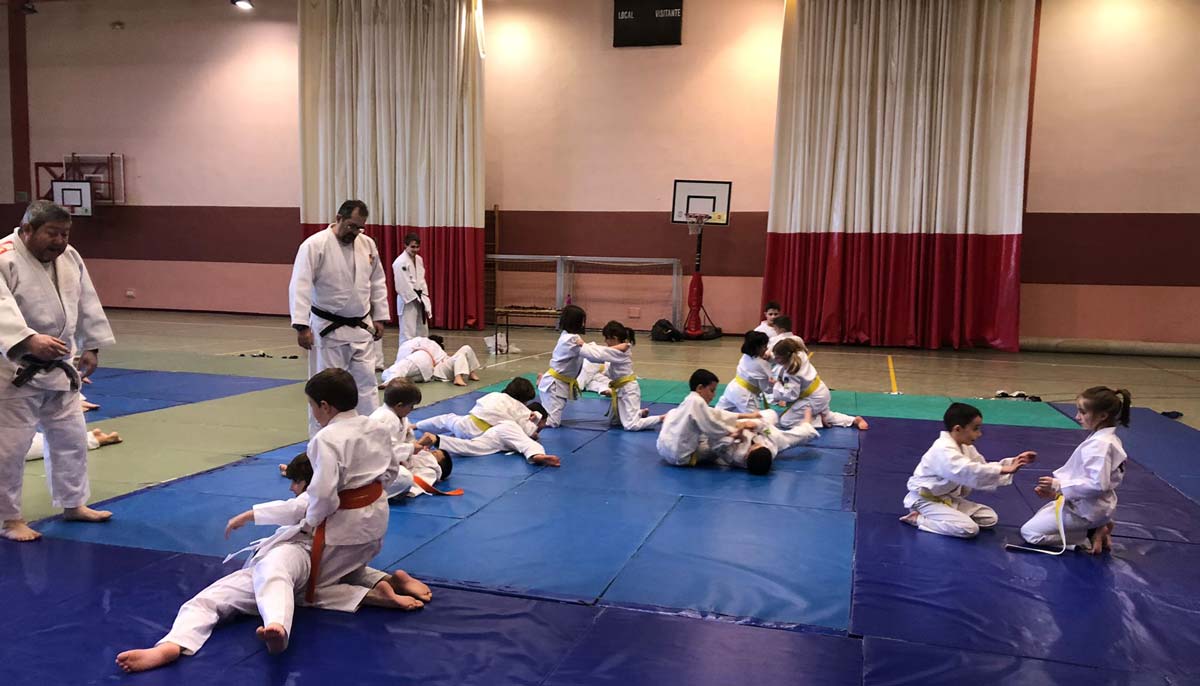 Los quimonos de cerca de doscientos menores vistieron de blanco el pabellón granjeño.