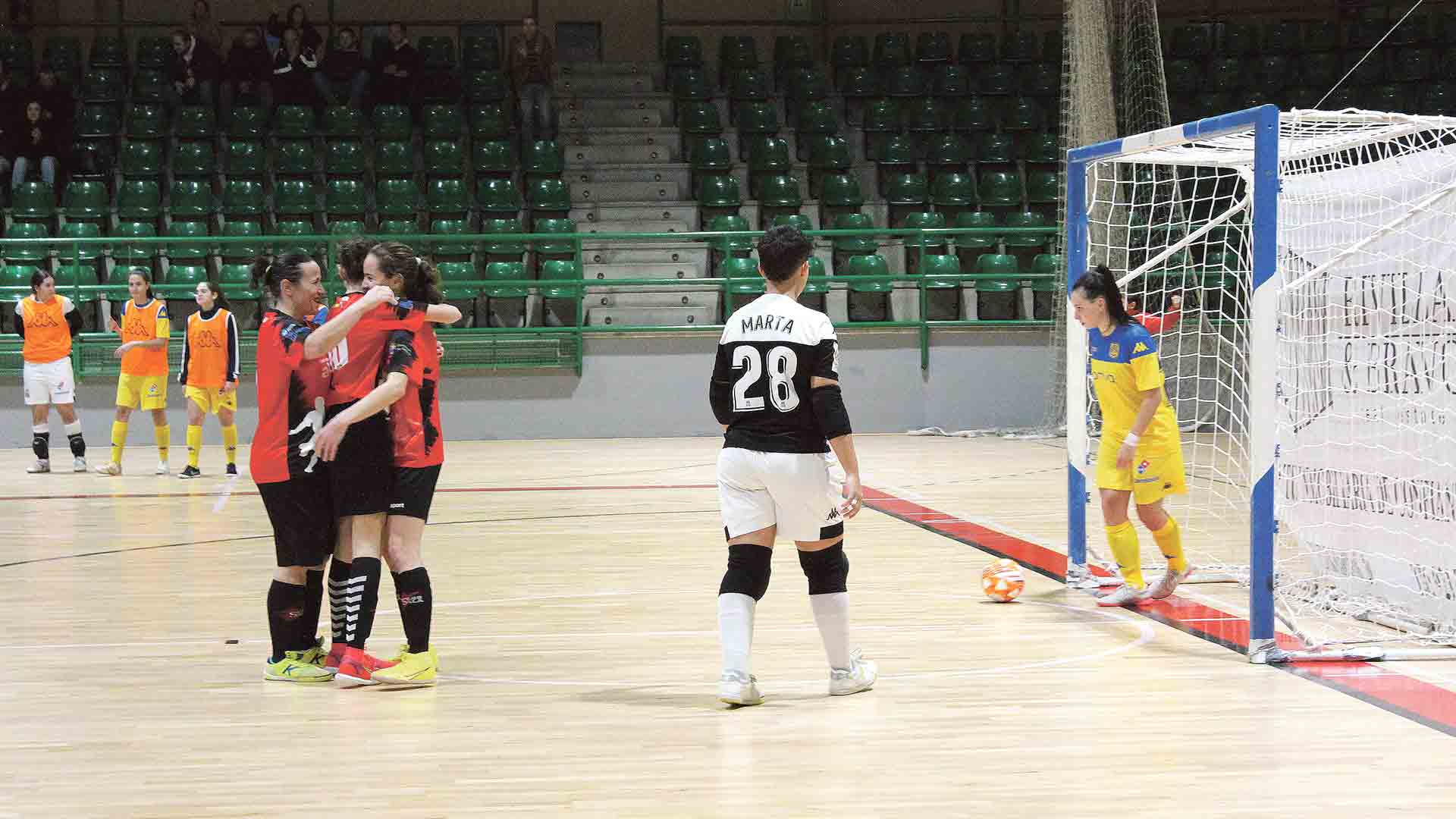 Las jugadoras del Segosala celebran un gol durante un encuentro anterior en el Pedro Delgado./ A.V.
