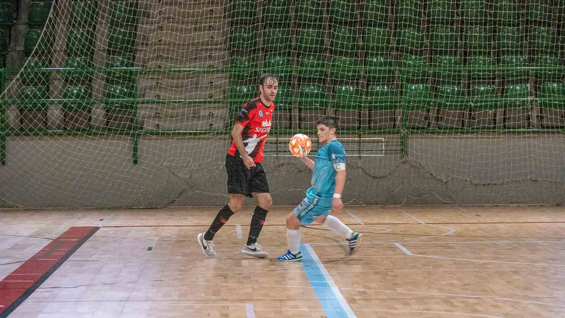 Óscar consigue superar la presión de un contrario./ NEREA LLORENTE