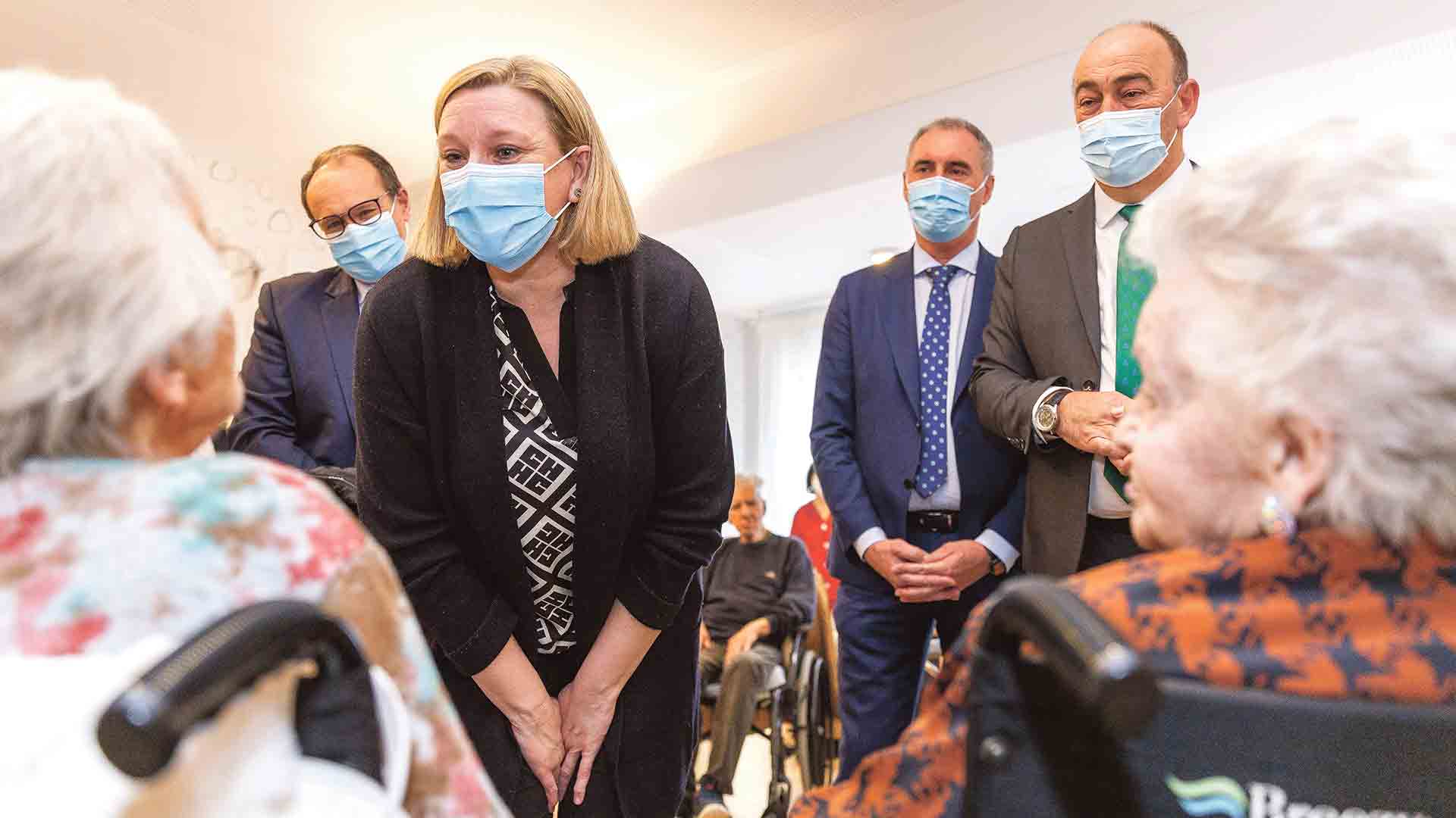 ‘La Pradera’ se convierte en la primera unidad de convivencia financiada por Fondos Europeos 1 Blanco, Mazarías y De Vicente, en la inauguración en el Centro de La Fuencisla. / NACHO VALVERDE- ICAL