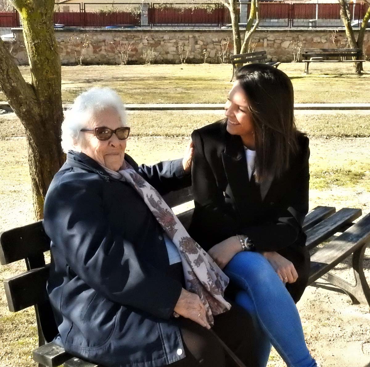Elena Vallejo de la Mata charlando con una residente.