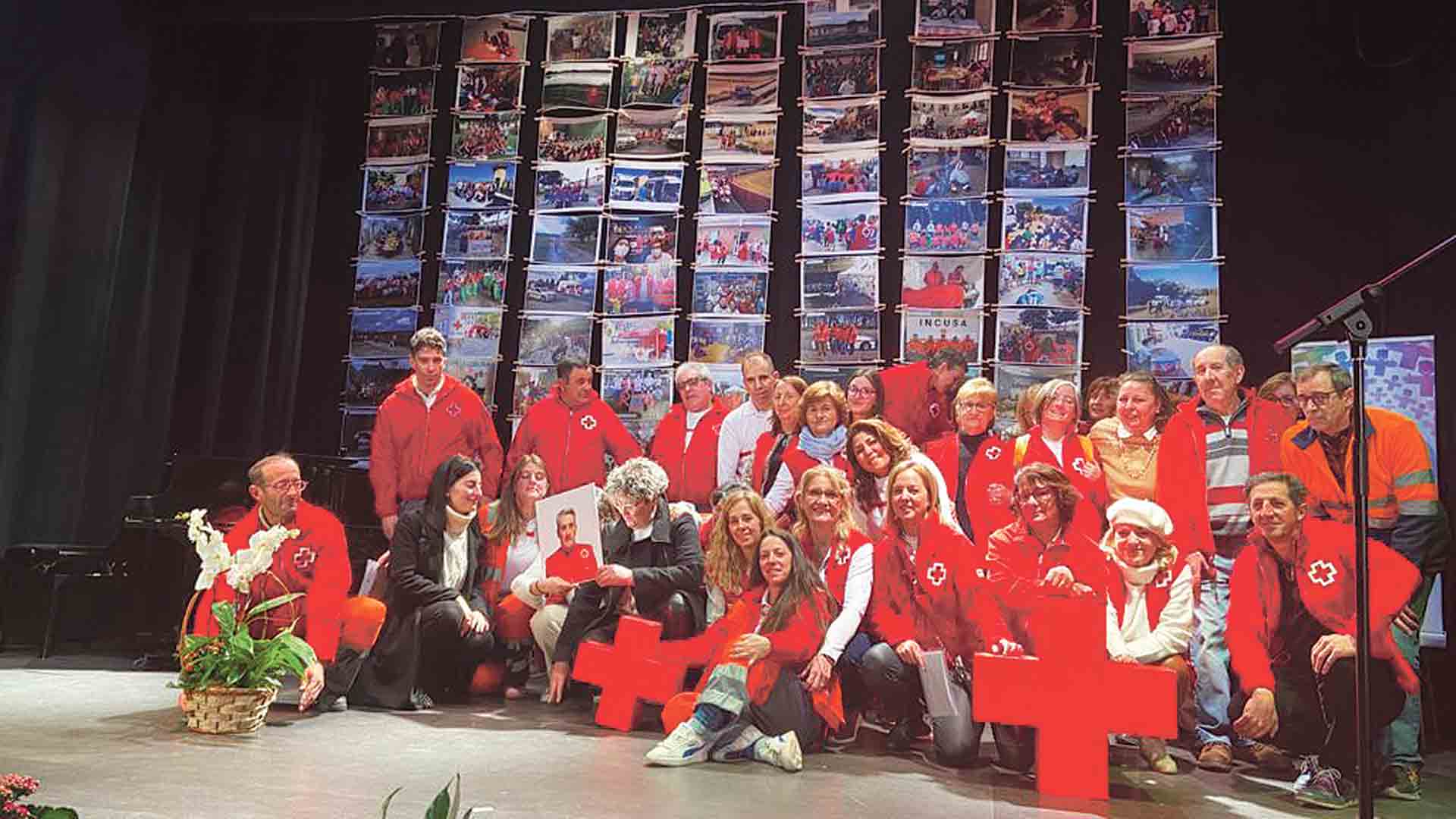 Cruz Roja recuerda a Javier Lobo en un emotivo homenaje 1 Voluntarios y socios posaron tras el acto con una fotografía de Javier Lobo./EL ADELANTADO