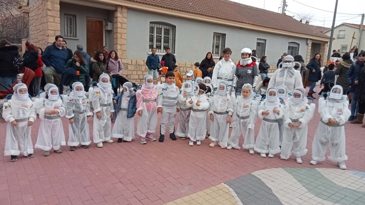 Al ritmo de dulzaina y tamboril, la localidad se volcó con la celebración de la concentración de comparsas en Palazuelos de Eresma.